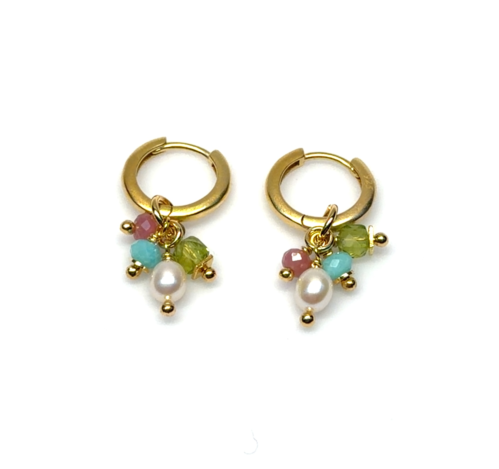 De Creolen Go, pastel edelstenen met modelnummer E-25-64620GO zijn prachtige oorringen die je look verfijnen met hun subtiele pastelkleurige edelstenen. Deze hoepeloorbellen zijn veelzijdig en stijlvol, perfect voor zowel casual als formele gelegenheden. Combineer ze met opgestoken haar om de elegante details te benadrukken en je outfit een verfijnde touch te geven. Ideaal voor elke gelegenheid!