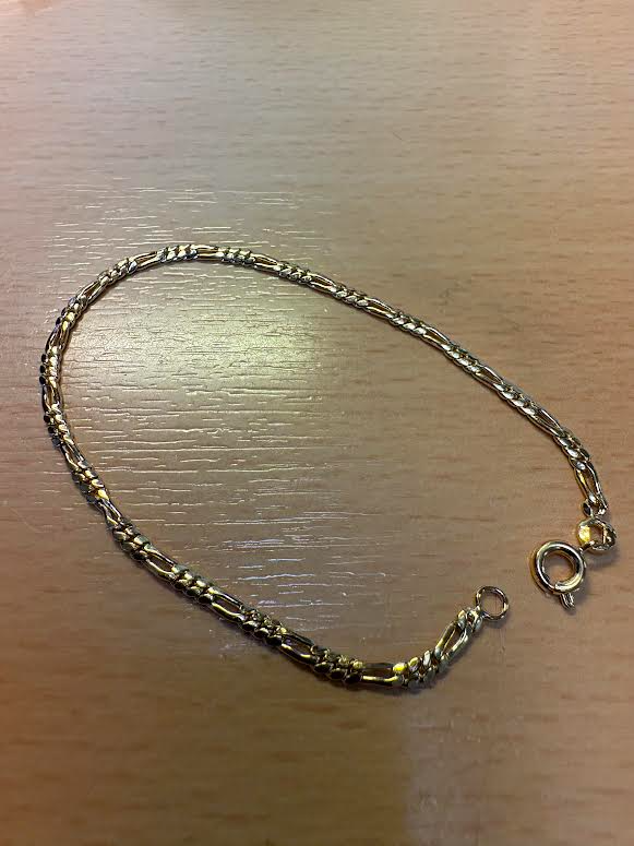 De armband is verguld met figaro schakel.