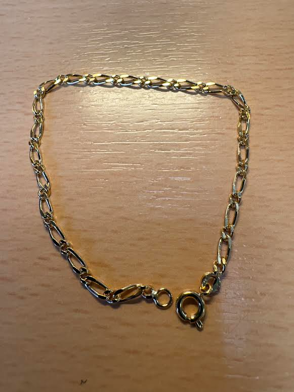 De armband is verguld met een grote en kleine schakel