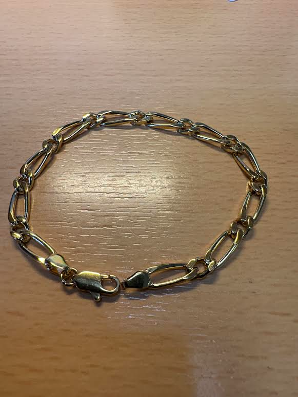 De armband is in plaque met grote en kleine schakel