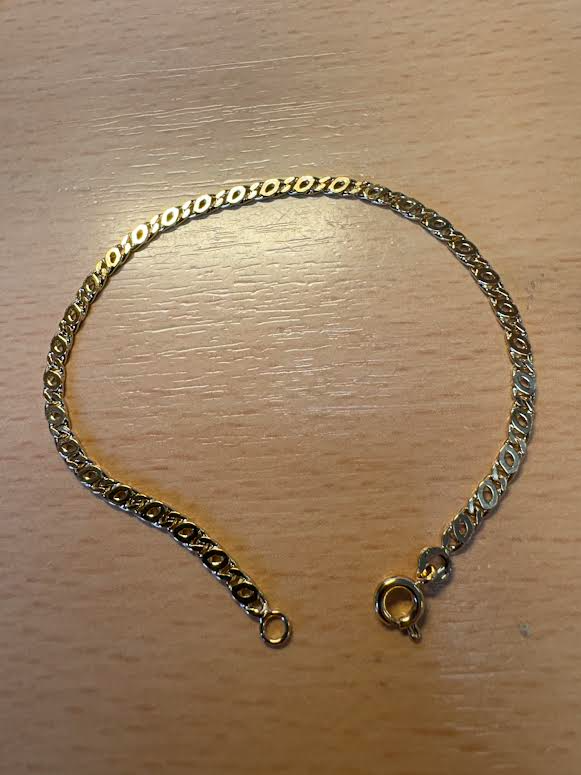 De armband is verguld met een platte goumet schakel