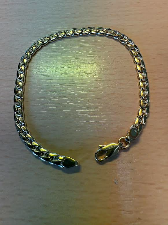 De armband is verguld met platte gourmet schakel