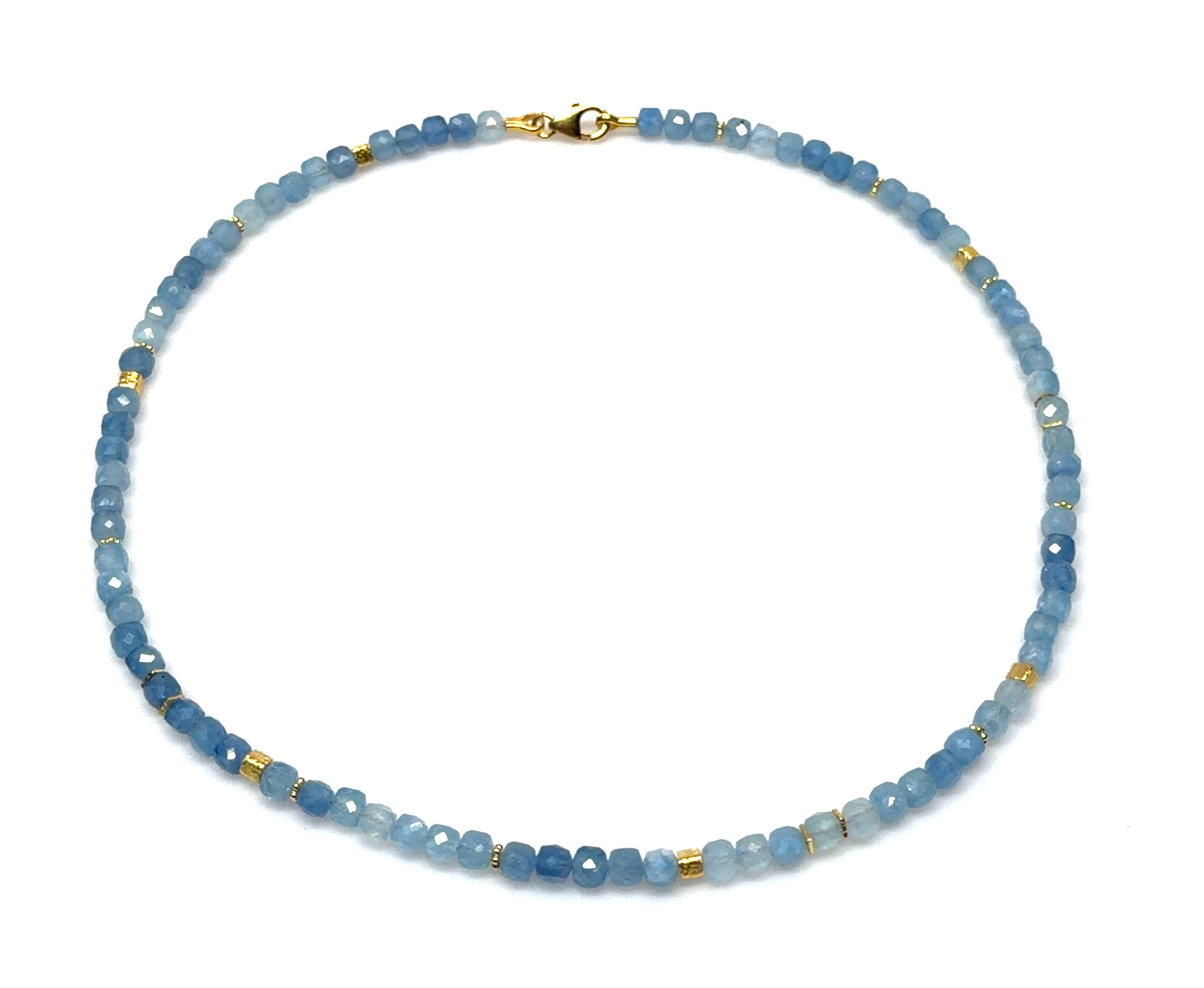 De Collier GO, aquamarijn blokjes van 4mm, modelnummer N-25-30082GO, is een verfijnde halsketting. Deze stijlvolle halsketting met aquamarijn stenen van 4mm voegt een vleugje elegantie toe aan elke outfit. Draag het met een eenvoudige top of jurk voor een tijdloze look. Ideaal voor zowel dagelijks gebruik als speciale gelegenheden.