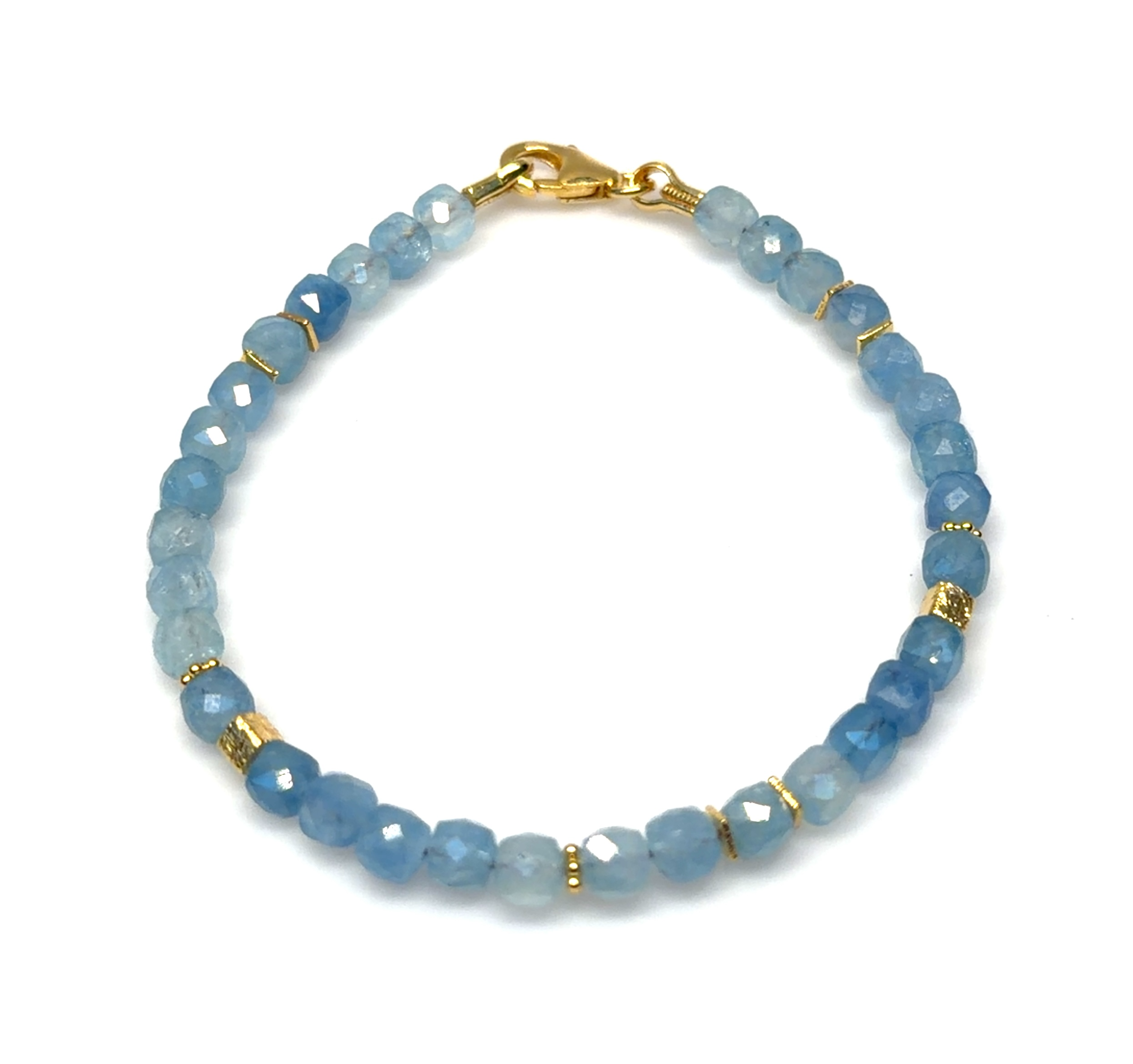 Deze armband, modelnummer B-25-30082GO, bevat aquamarijn blokjes van 4mm en behoort tot de categorie "JEWEL" met het type "BRACELET". Draag deze elegante armband als een subtiel accent bij zowel casual als formele outfits. Combineer met andere sieraden of draag solo voor een verfijnde look. Perfect voor elke gelegenheid en een stijlvolle aanvulling op je collectie.