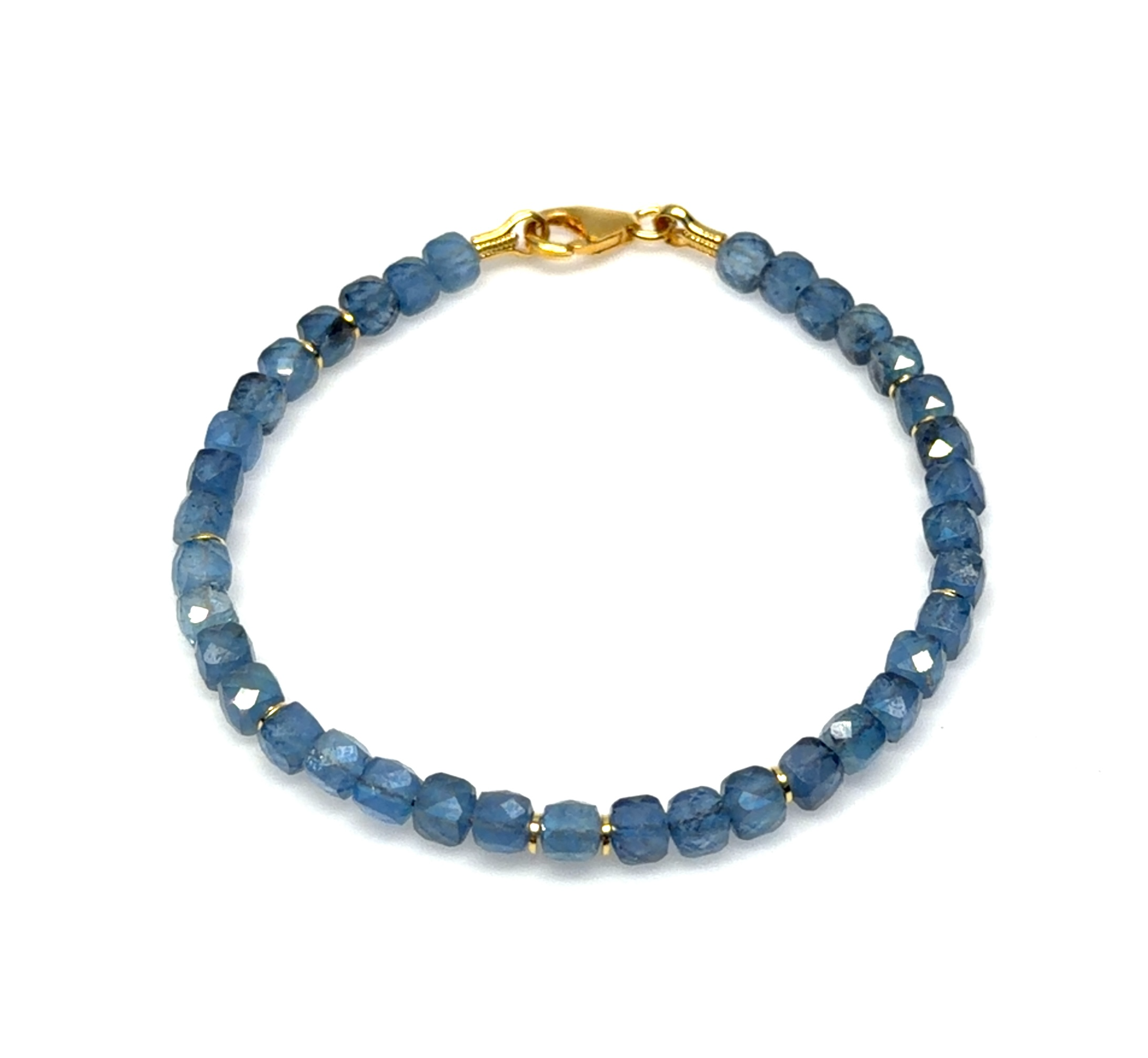 Armband go, aquamarijn blokjes 4mm AA donker, modelnummer B-26-30082GO, is een prachtige toevoeging aan elke sieradencollectie. De armband heeft aquamarijn blokjes van 4mm en straalt elegantie uit. Deze armband kan solo gedragen worden voor een subtiele look of gecombineerd met andere armbanden voor een trendy en gelaagd effect. Perfect voor elke gelegenheid.