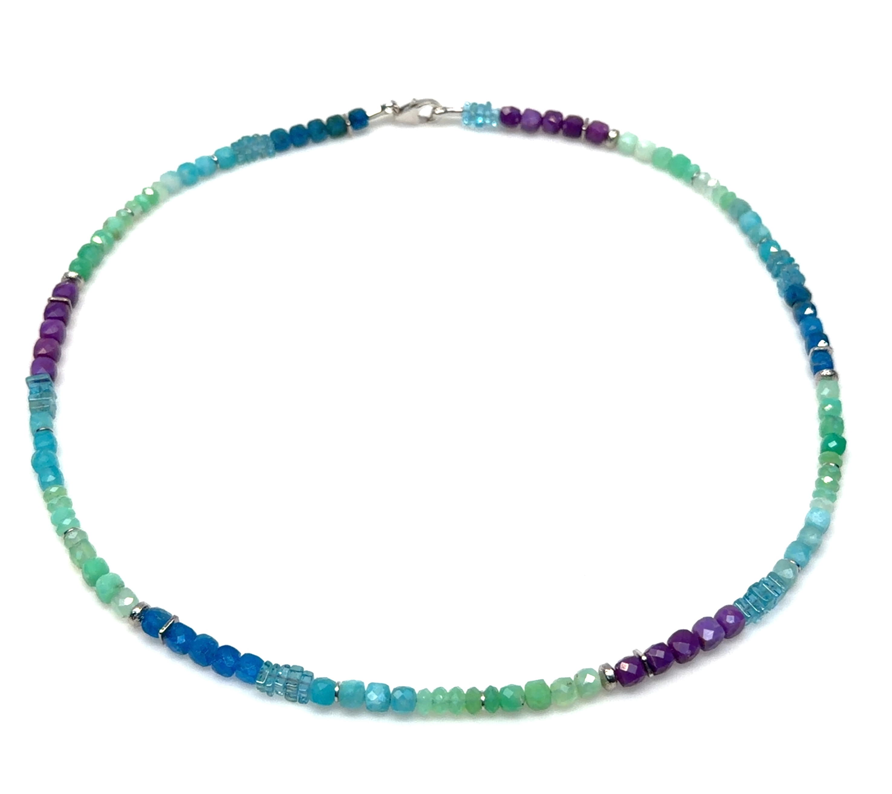 De product Collier N-26-30582 is een prachtig sieraad gemaakt van chrysopraas, amazoniet, fosfosideriet en apatiet. Deze ketting voegt een vleugje elegantie toe aan elke outfit. Draag hem bij een simpele blouse of jurk om de natuurlijke kleuren en unieke stenen extra te laten opvallen. Perfect voor zowel dagelijks gebruik als speciale gelegenheden.