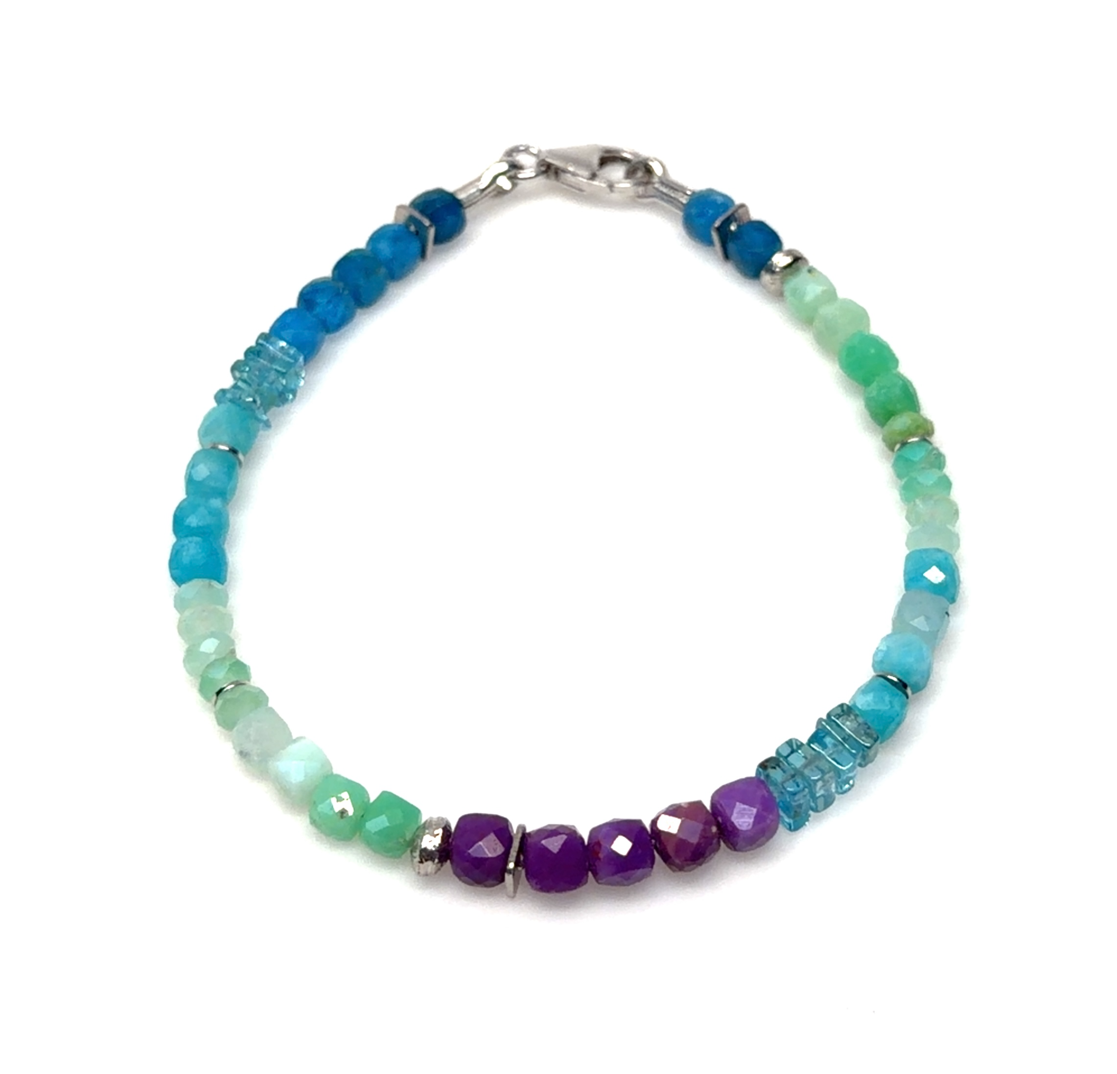 Armband met chrysopraas, amazoniet, fosfosideriet en apatiet, modelnummer B-26-30582GO. Deze unieke, kleurrijke armband is ideaal voor elke gelegenheid. Draag hem solo voor een subtiele statement of combineer met andere armbanden voor een trendy, gelaagde look. Perfect als cadeau of om je eigen sieradencollectie uit te breiden. Een must-have voor elke sieradenliefhebber!