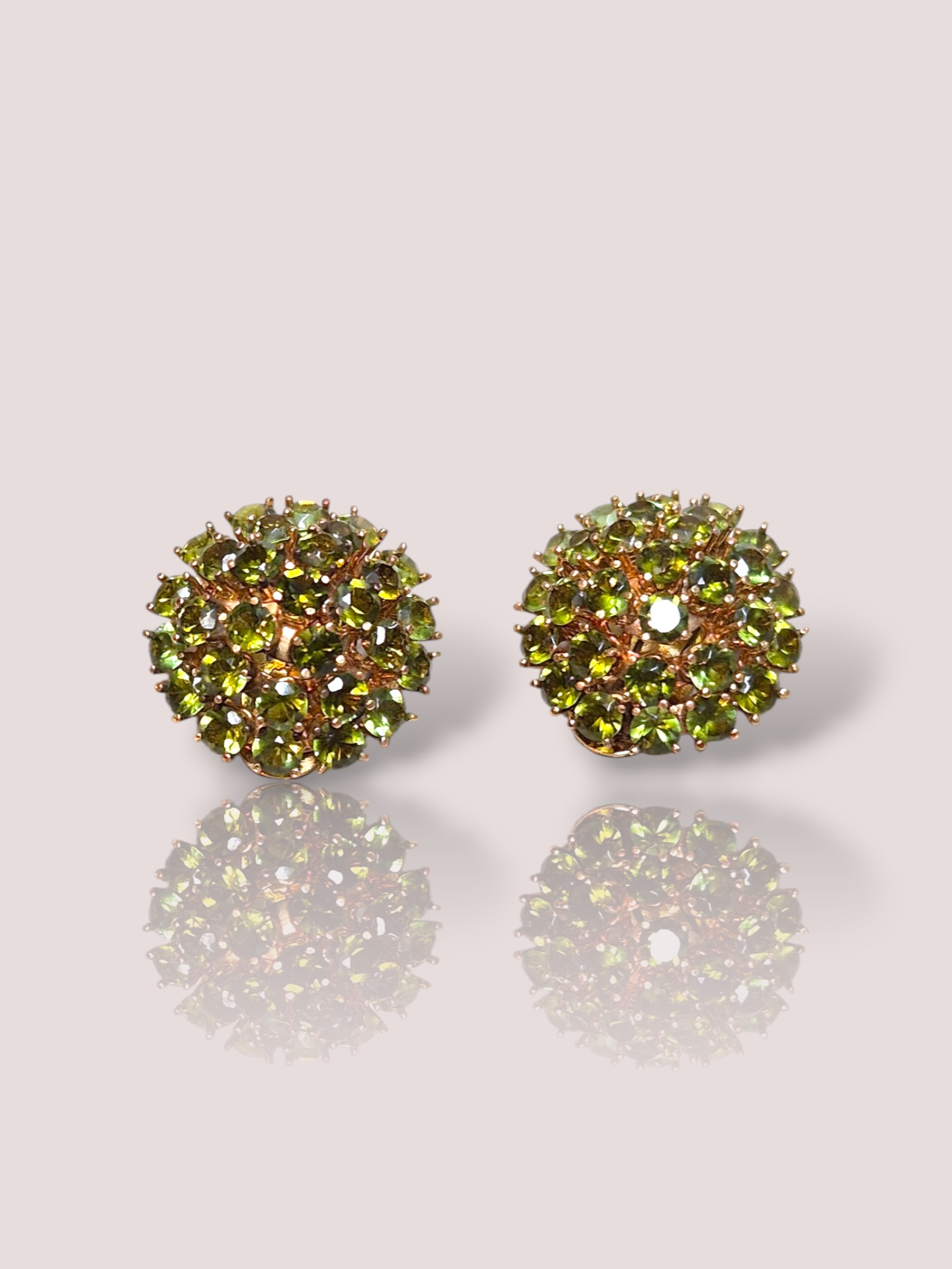 De Vintage 18k geel gouden cluster peridot oorclips zijn prachtige sieraden met een rijke uitstraling. Deze oorclips behoren tot de categorie juwelen en zijn specifiek oorclips met gekleurde stenen. Draag ze met opgestoken haar of een elegante outfit voor een verfijnde look die de peridot stenen benadrukt.
De oorclips kunnen worden voorzien van een pin waardoor ze ook met gaatjes te dragen zijn.