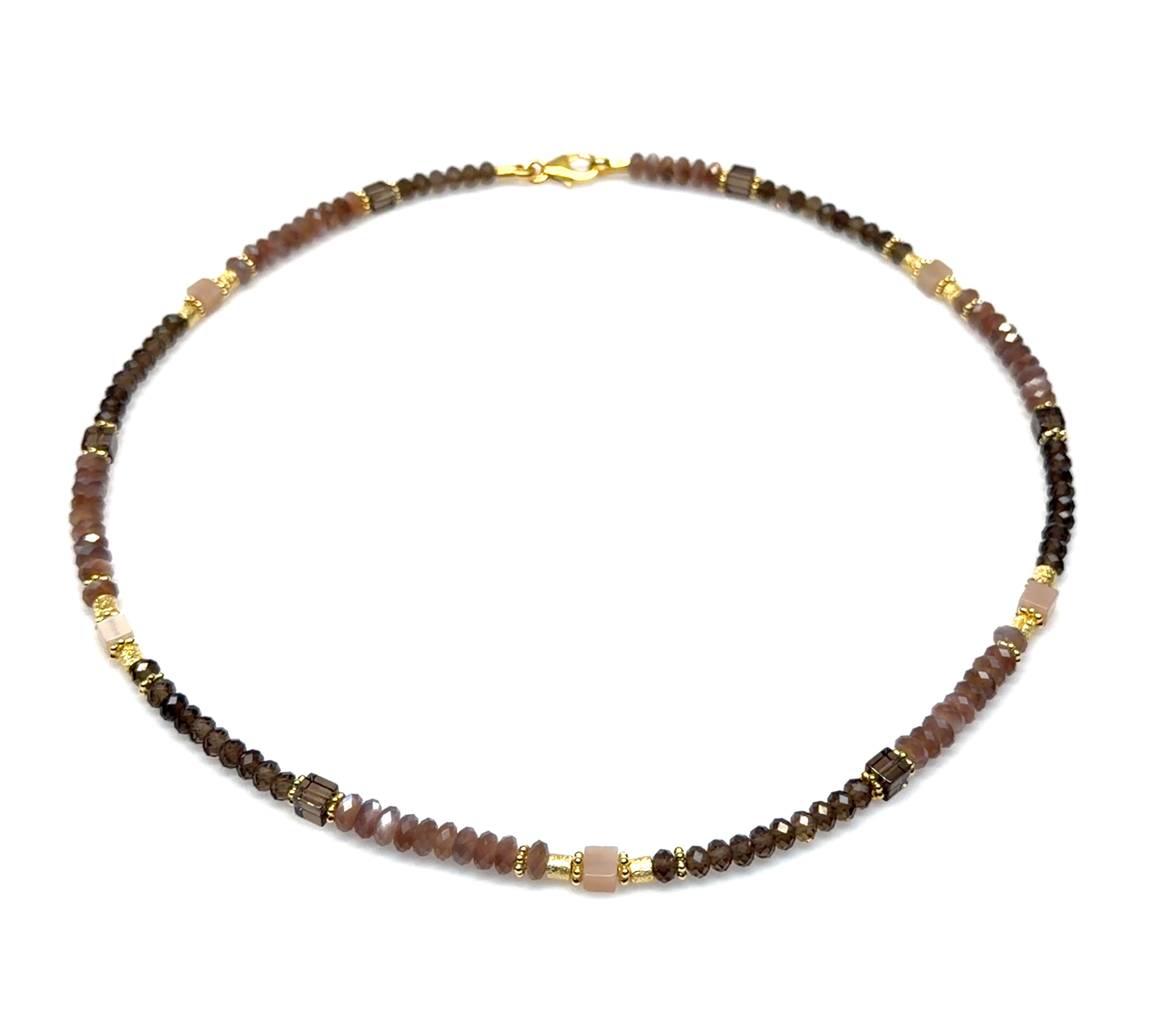 De Collier N-25-30272GO bevat prachtige maansteen, rookkwarts en rozenkwarts. Dit halskettingontwerp, gecategoriseerd als juweel, straalt verfijning en elegantie uit. Draag deze ketting voor een chique avondje uit, of combineer met een casual outfit voor een subtiele, stijlvolle touch. Perfect voor elke gelegenheid, geeft het een sprankeling aan je look.