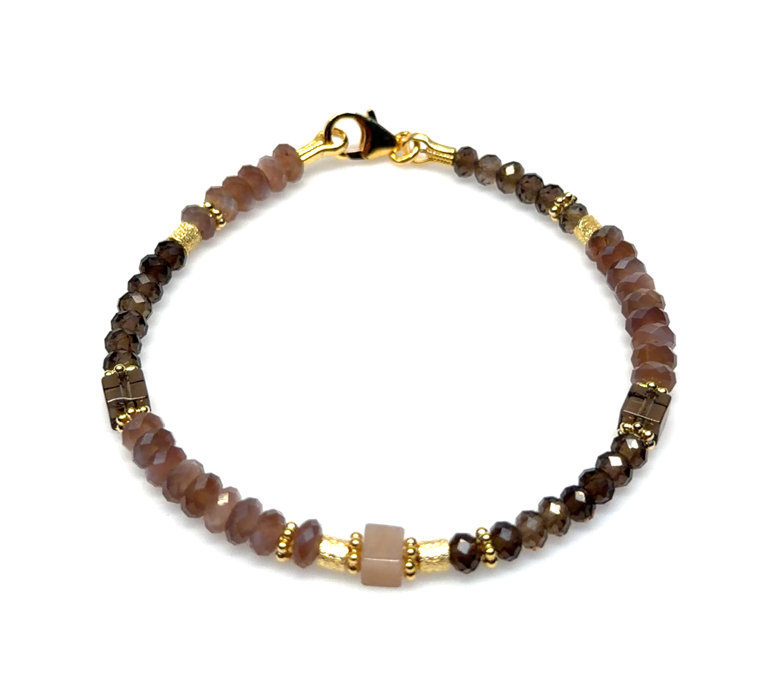 Dit armbandmodel B-25-30272GO bevat maansteen, rookkwarts en rozenkwarts, ideaal voor een stijlvolle look. Deze prachtige armband met edelstenen valt onder de categorie "Jewel" en type "Bracelet". Draag het solo voor een elegante uitstraling of combineer met andere armbanden voor een trendy, gelaagde look. Perfect voor elke gelegenheid!