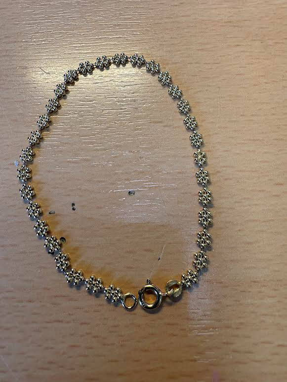 De armband is verguld met kleine bloemen