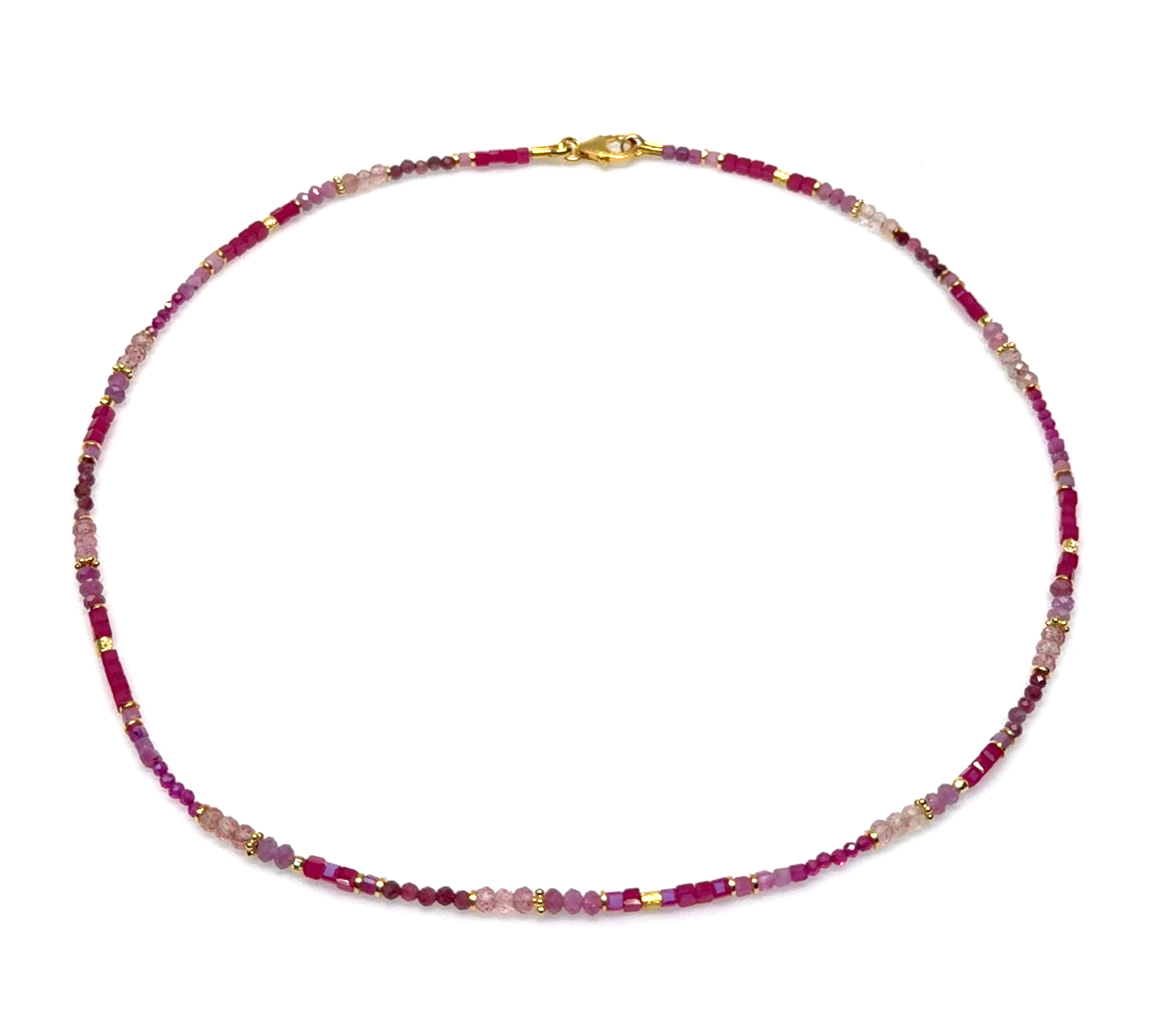 Het product met modelnummer N-25-13438GO is een prachtige ketting in de categorie sieraden. De ketting bevat verfijnde details van gouden, robijn-, korund- en roze toermalijnsteentjes. Draag deze ketting op een elegante jurk of een stijlvolle blouse voor een verfijnde en luxueuze uitstraling. Voeg een bijpassende armband toe voor de perfecte finishing touch.