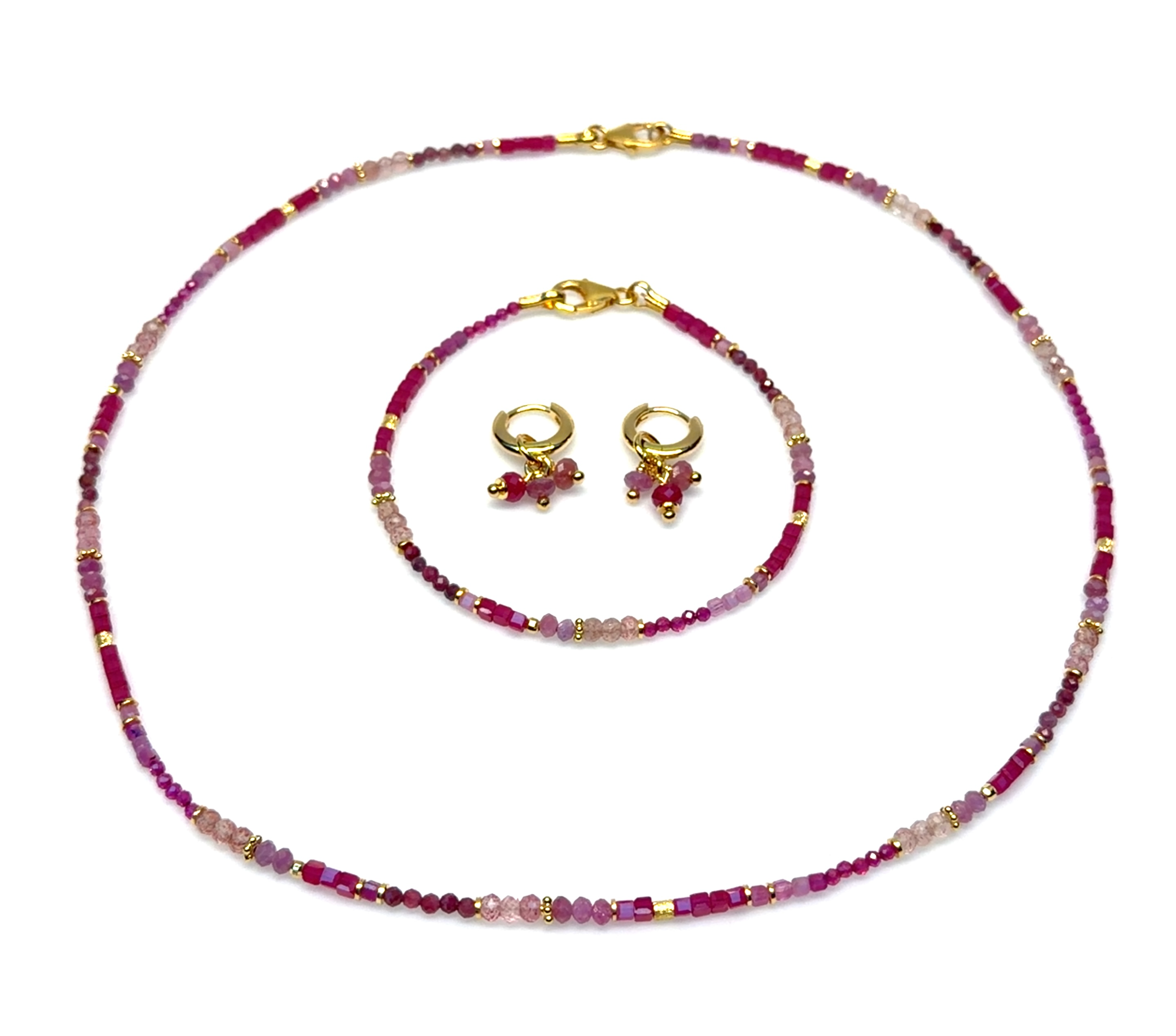 Armband B-25-13438GO is een prachtige sieradenoptie die robijn, korund en roze toermalijn bevat. Categorisch onder 'Juwelen', valt het specifiek onder het type 'Armband'. De beste manier om te dragen is als opvallend accessoire bij zowel casual als formele outfits, perfect om een vleugje elegantie toe te voegen aan elke look.