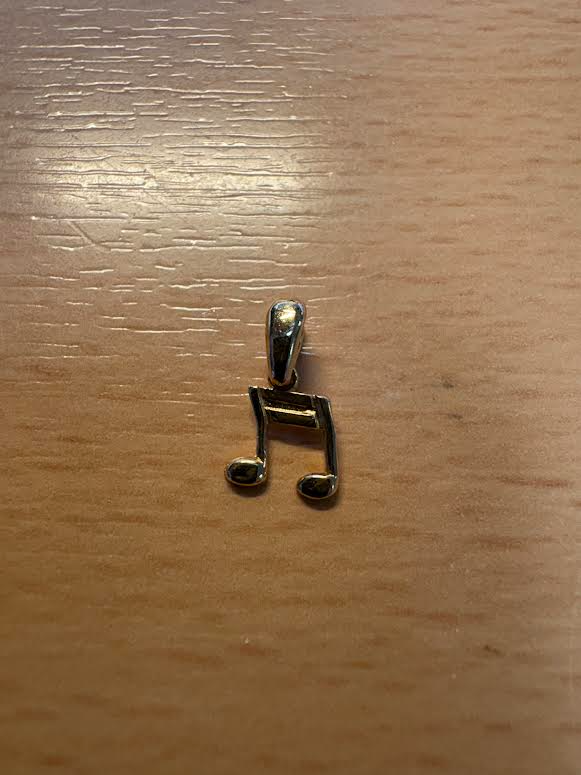 De hanger is verguld , muzieknoten