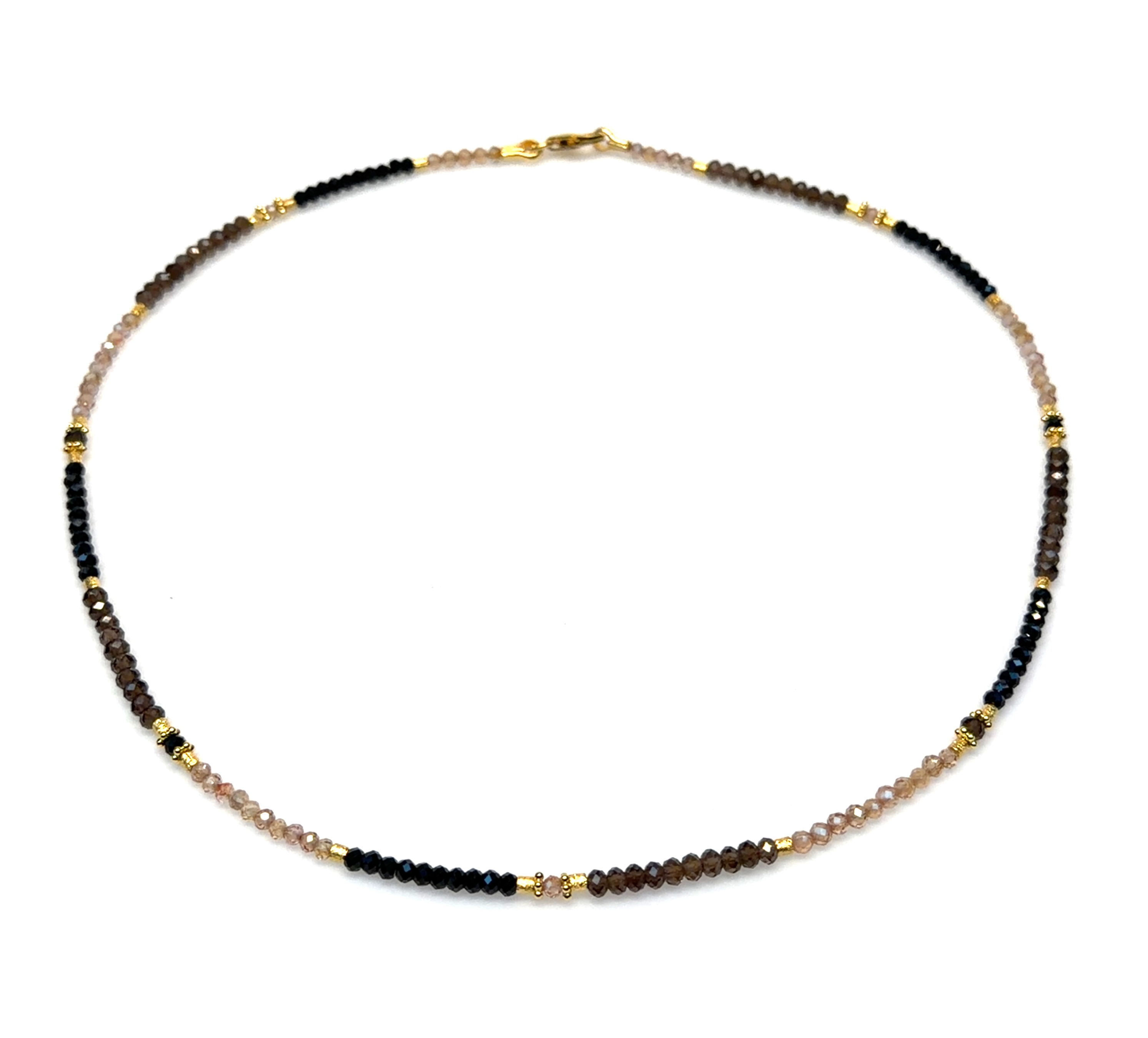 De Collier go, zirkoon, spinell, rookquarz fijn (modelnummer N-25-13672GO) is een verfijnde ketting met schitterende edelstenen. Dankzij de combinatie van zirkoon, spinell en rookkwarts straalt het elegantie uit. Draag het als opvallend accent bij een eenvoudige blouse of jurk voor een subtiele maar luxe uitstraling. Perfect voor zowel dagelijkse als speciale gelegenheden.