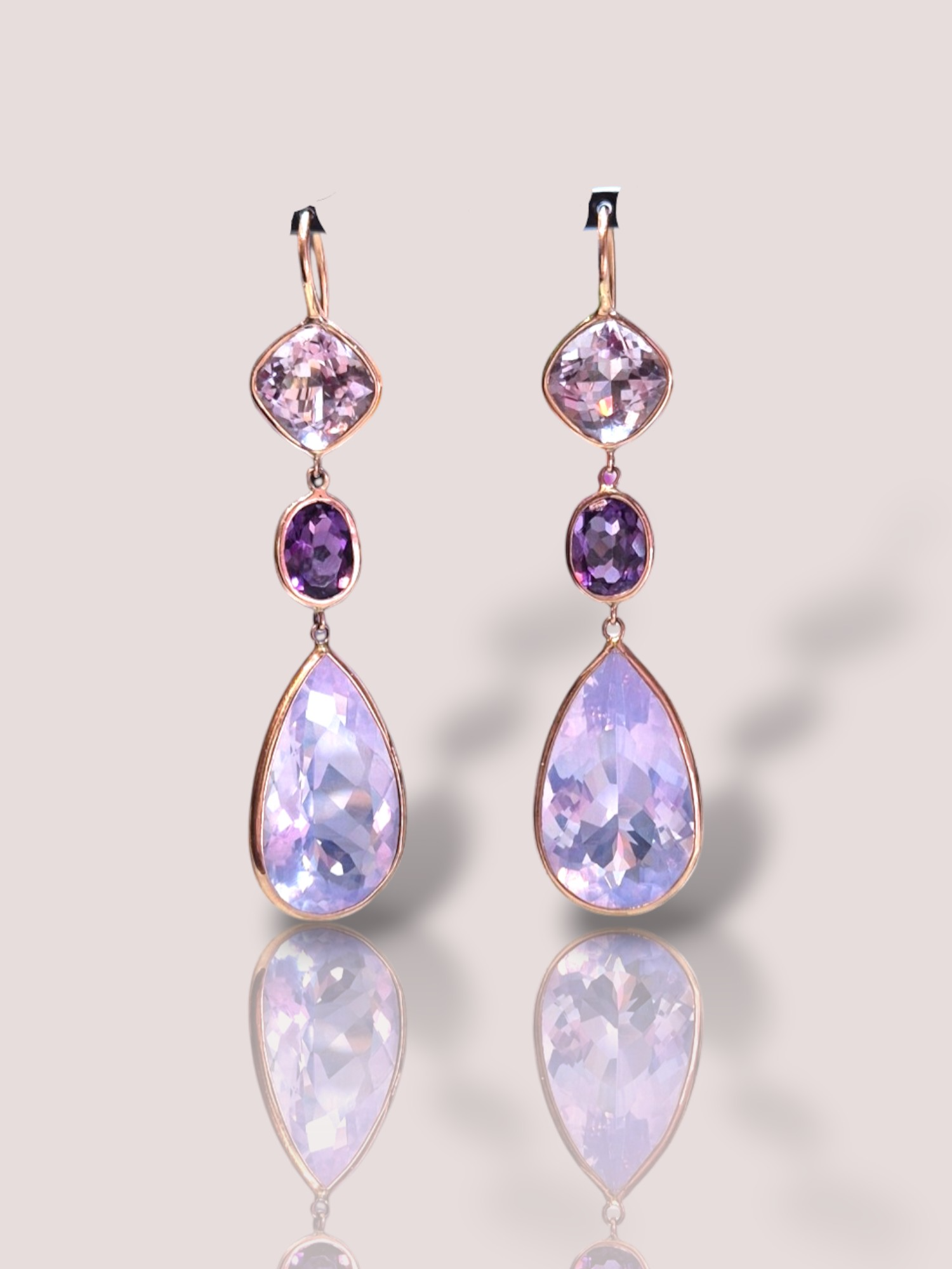 Deze prachtige vintage 18k ros&eacute;gouden oorhangers zijn verfijnd ontworpen met melkachtige saffieren en amethisten. Perfect voor een stijlvolle uitstraling. Draag deze elegante oorbellen bij een chique avondjurk voor een complete, verfijnde look die de aandacht trekt. Hun unieke combinatie van edelstenen voegt een vleugje luxe toe aan elke gelegenheid.

De oorhangers zijn 7 cm lang en bevatten 2 kleuren amethist, paars en roze.