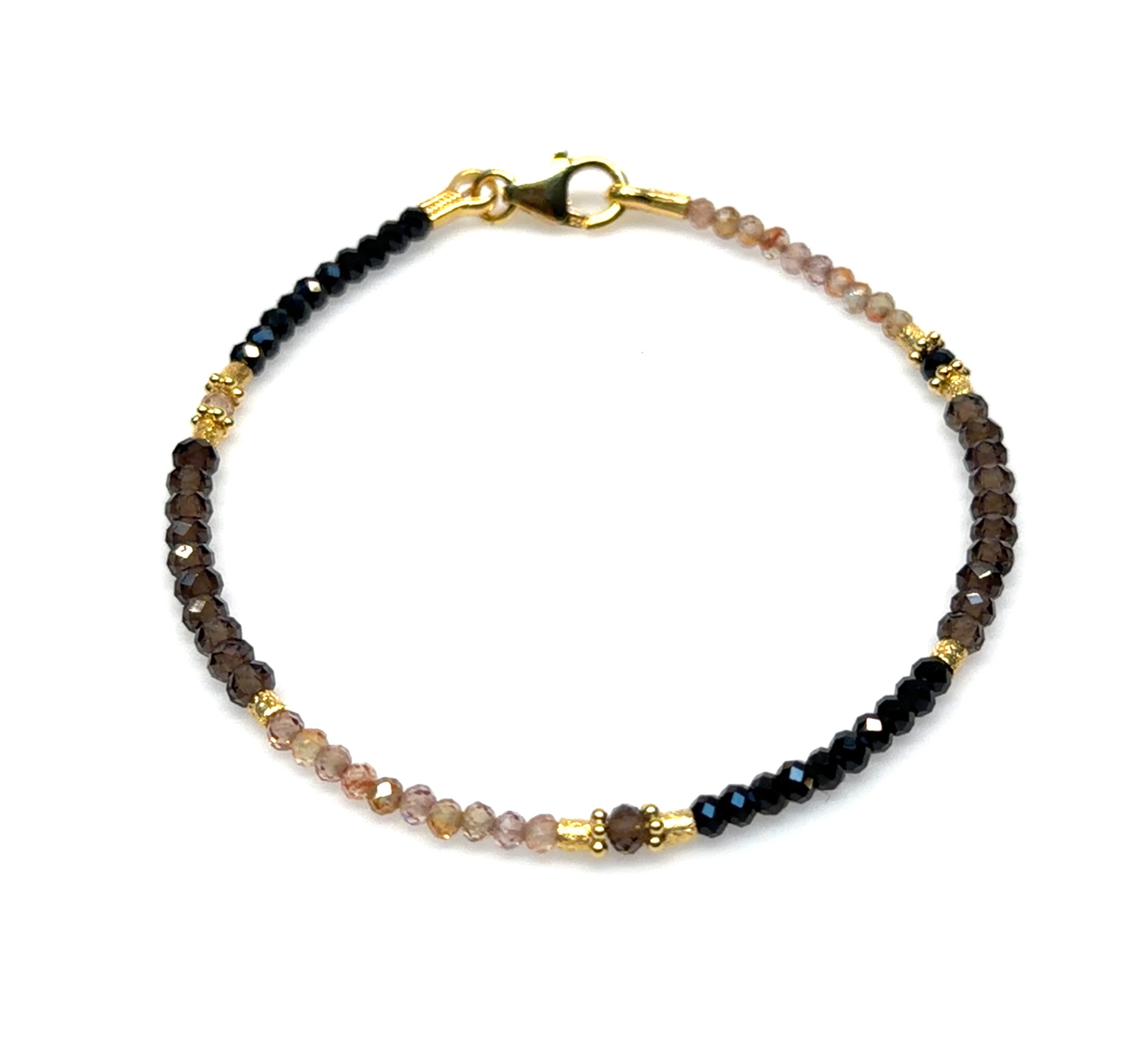 Dit Armband model B-25-13672GO heeft prachtige details met zirkoon, spinell en rookkwarts. Het valt onder de categorie 'Juwelen' en type 'Armband'. Draag het solo om zijn subtiele elegantie te benadrukken of combineer met andere armbanden voor een stijlvolle gelaagde look. Perfect voor elke gelegenheid, van casual tot chic.