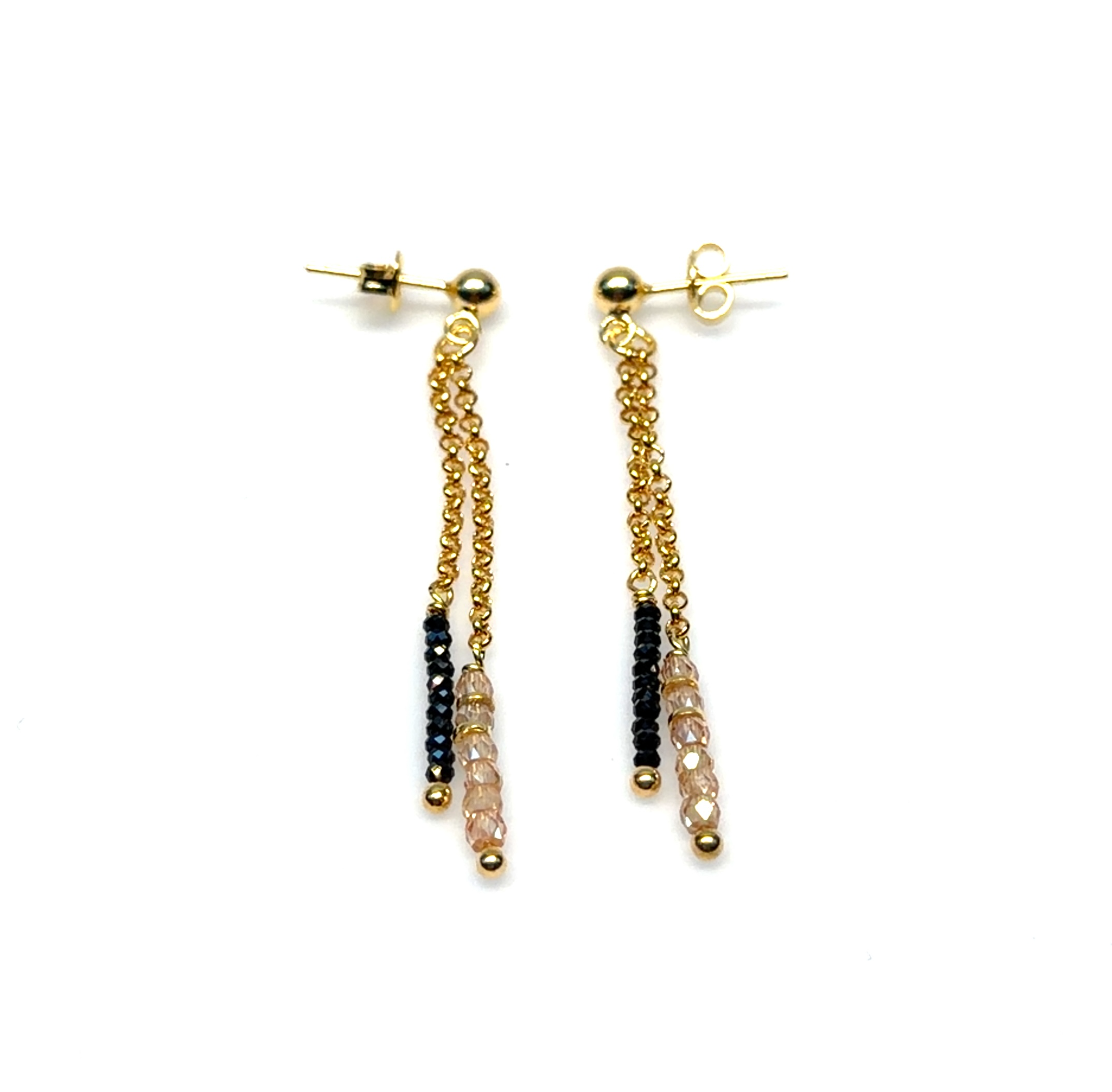 De Oorstekers lang go 2-rij, modelnummer E-26-60934GO, zijn prachtige hoop oorbellen verrijkt met spinel en zirkonen. Deze sieraden, behorend tot de categorie JUWEEL, stralen verfijning uit. Ideaal voor zowel formele als informele gelegenheden, dragen deze oorbellen bij aan een elegante look. Combineer met een opgestoken kapsel om hun pracht te laten schitteren.