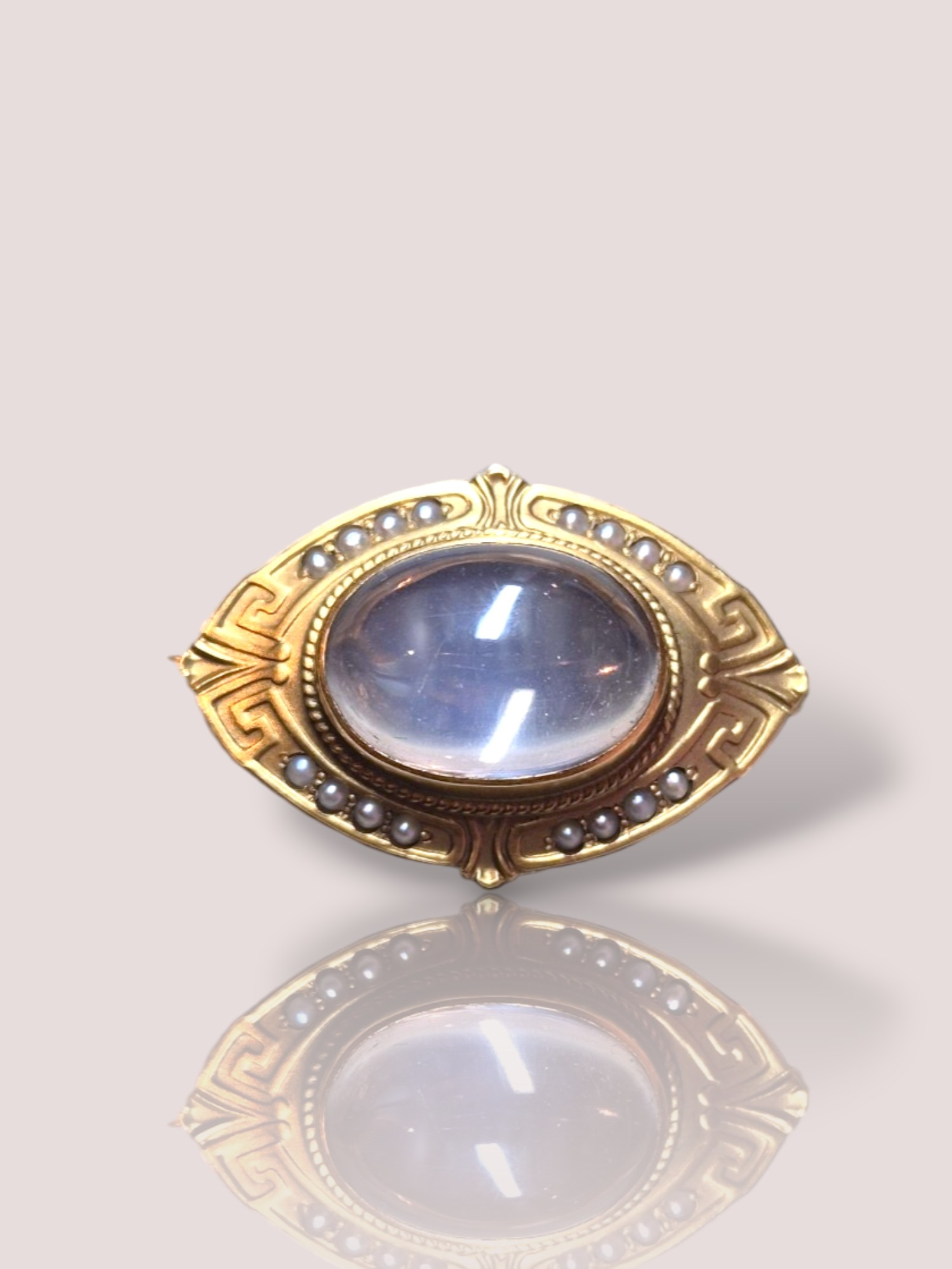 De Vintage 14k geel gouden broche met maansteen en zaadpareltjes is een elegant juweel. Deze broche straalt verfijning uit en is ideaal om uw outfit een klassieke touch te geven. Draag hem op een blouse of jurk voor een chique accent. Perfect voor speciale gelegenheden of om uw dagelijkse look te verfraaien.