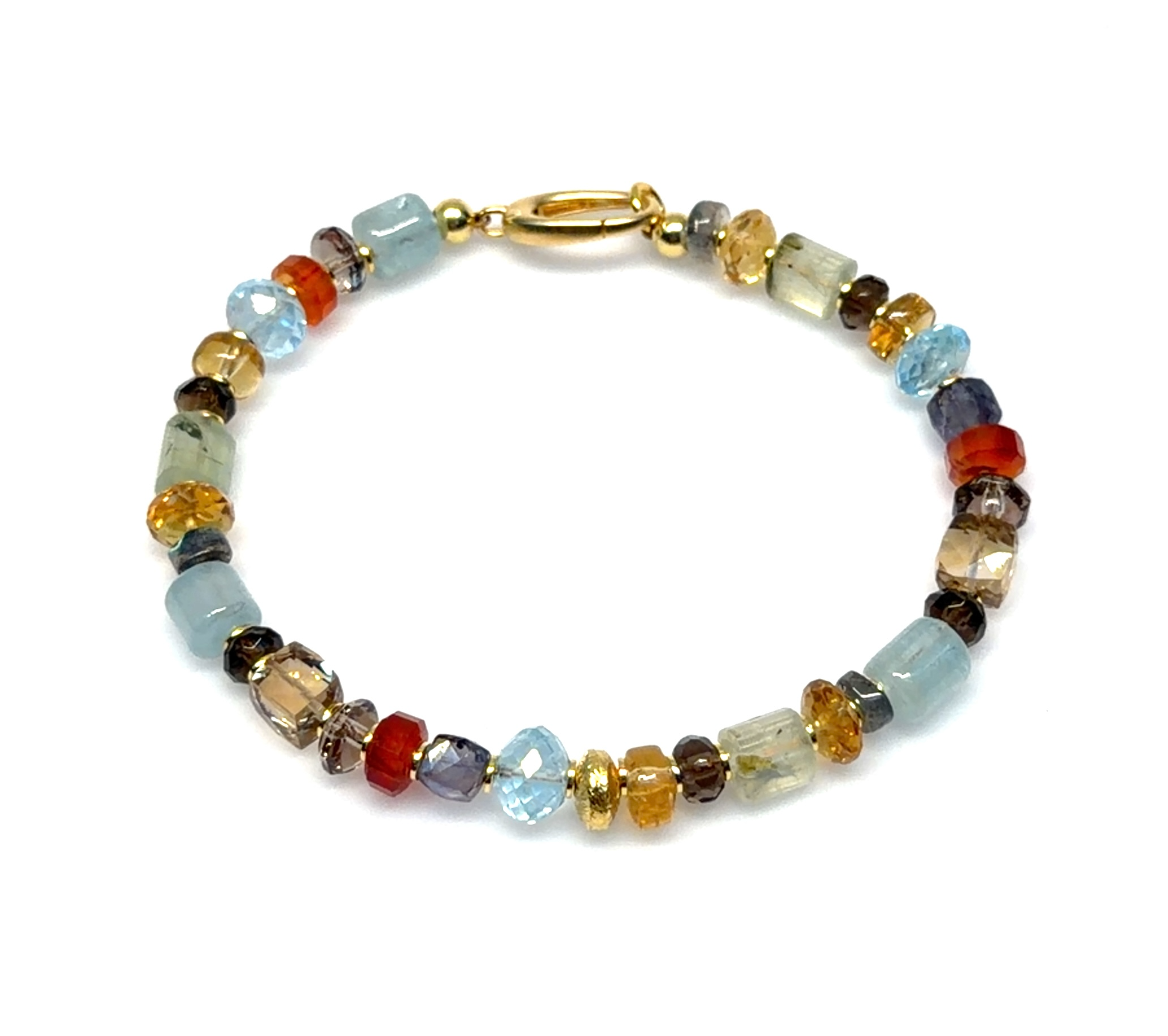 De Armb. go met modelnummer B-25-10586GO bevat blauwe topaas, aqua, rutiel, karneool en prehniet. Deze elegante armband van ongekend merk straalt stijl en verfijning uit. Draag het als statement piece bij een minimalistische outfit of combineer met andere armbanden voor een gelaagde look. Perfect voor zowel casual als formele gelegenheden.