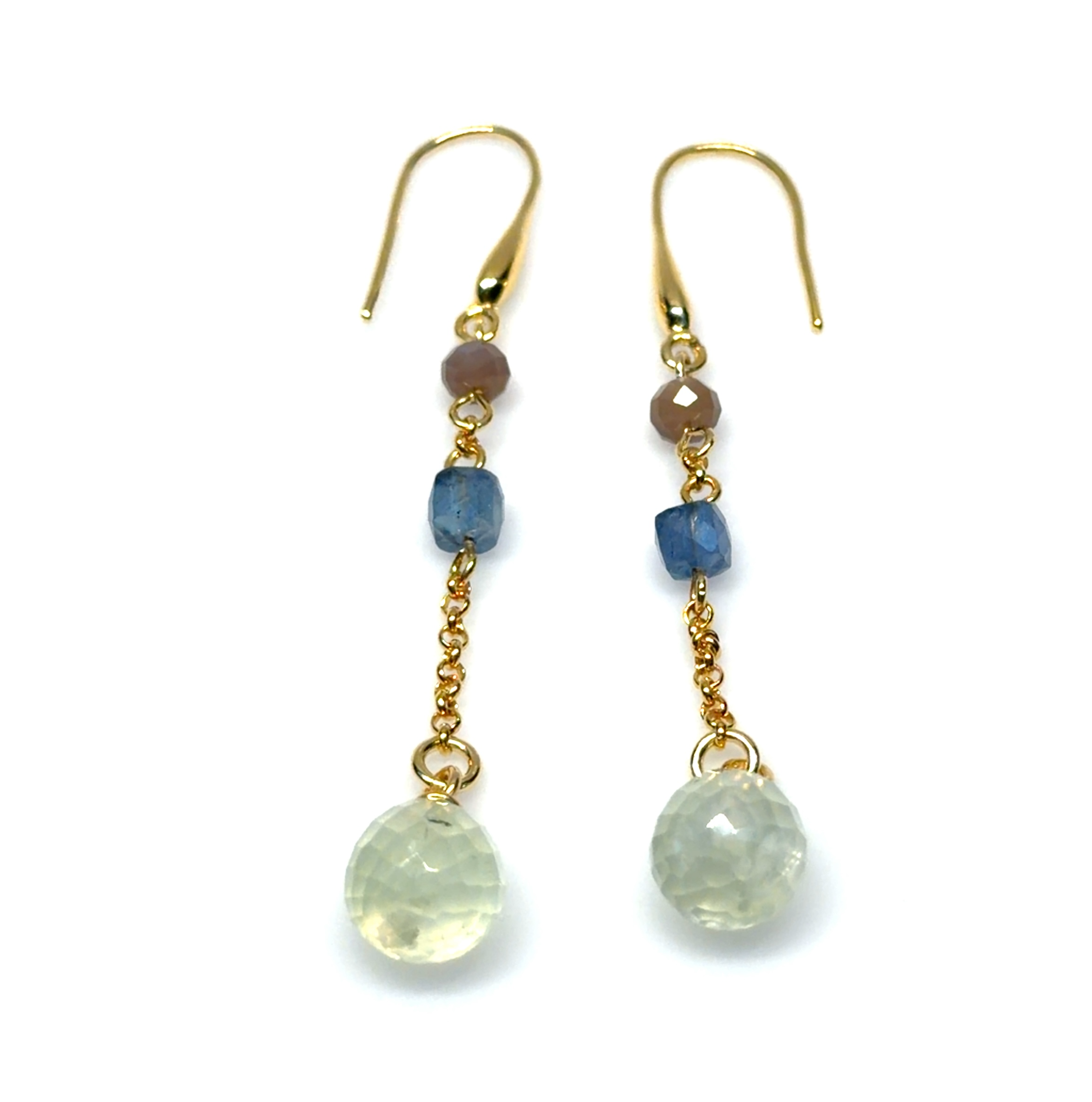 De Oorhaken "Go Lang" met modelnummer E-26-61260GO zijn schitterende oorbellen van prehniet, apatiet en labradoriet. Deze elegante hoepeloorbellen stralen verfijning uit en passen perfect bij elke outfit. Draag ze bij zowel casual als formele gelegenheden voor een stijlvolle uitstraling. Een must-have accessoire voor elke modebewuste vrouw. Voeg stijl toe aan uw sieradencollectie!