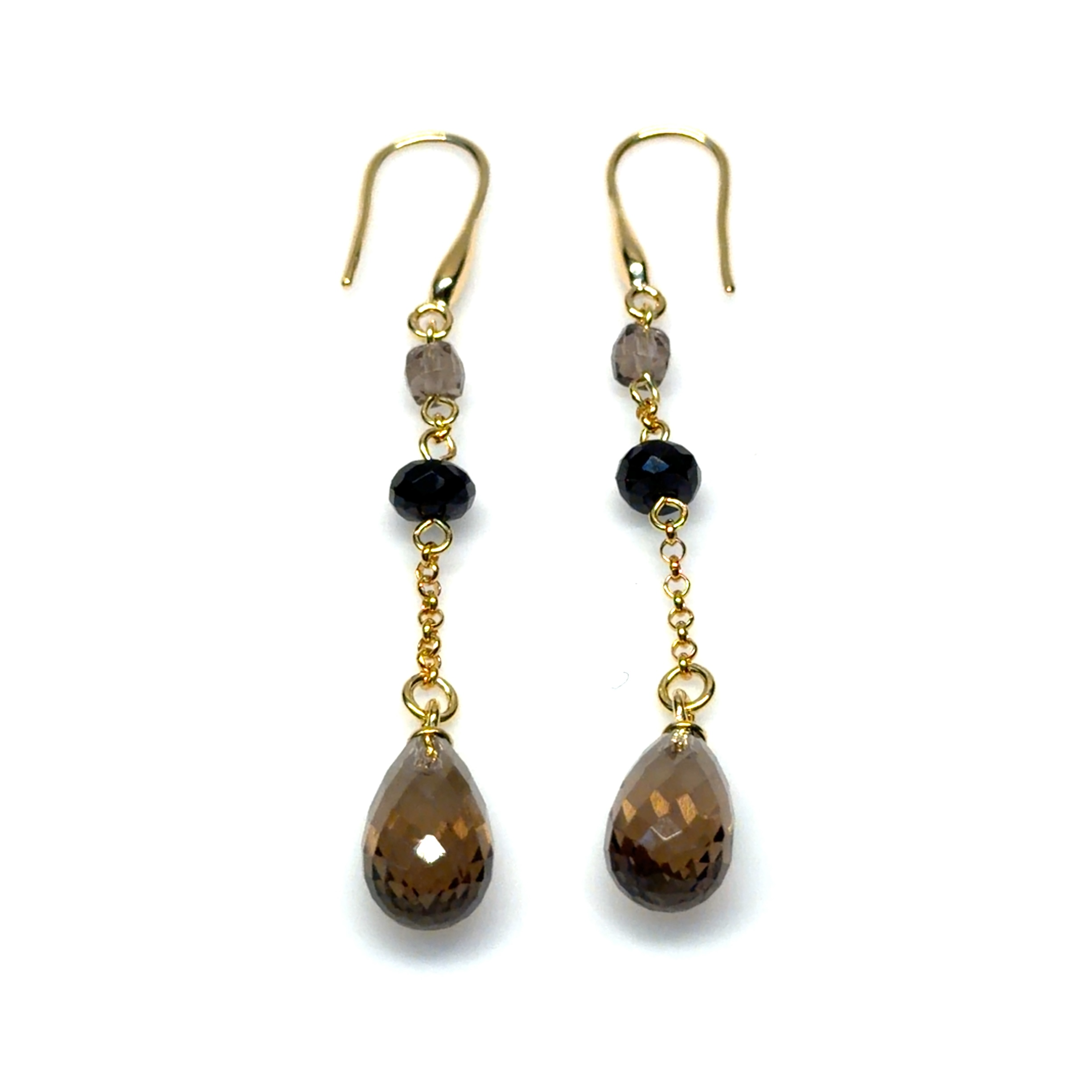 De Oorhaken Go Lang, modelnummer E-26-61272GO, zijn stijlvolle hoop oorbellen van rookkwarts en spinel. Met een unieke uitstraling en vakmanschap, tilt dit sieraad elke look naar een hoger niveau. Ideaal voor zowel formele als casual gelegenheden. Draag ze met opgestoken haar of een elegante avondjurk voor een verfijnde uitstraling. Perfect voor jouw sieraden collectie!