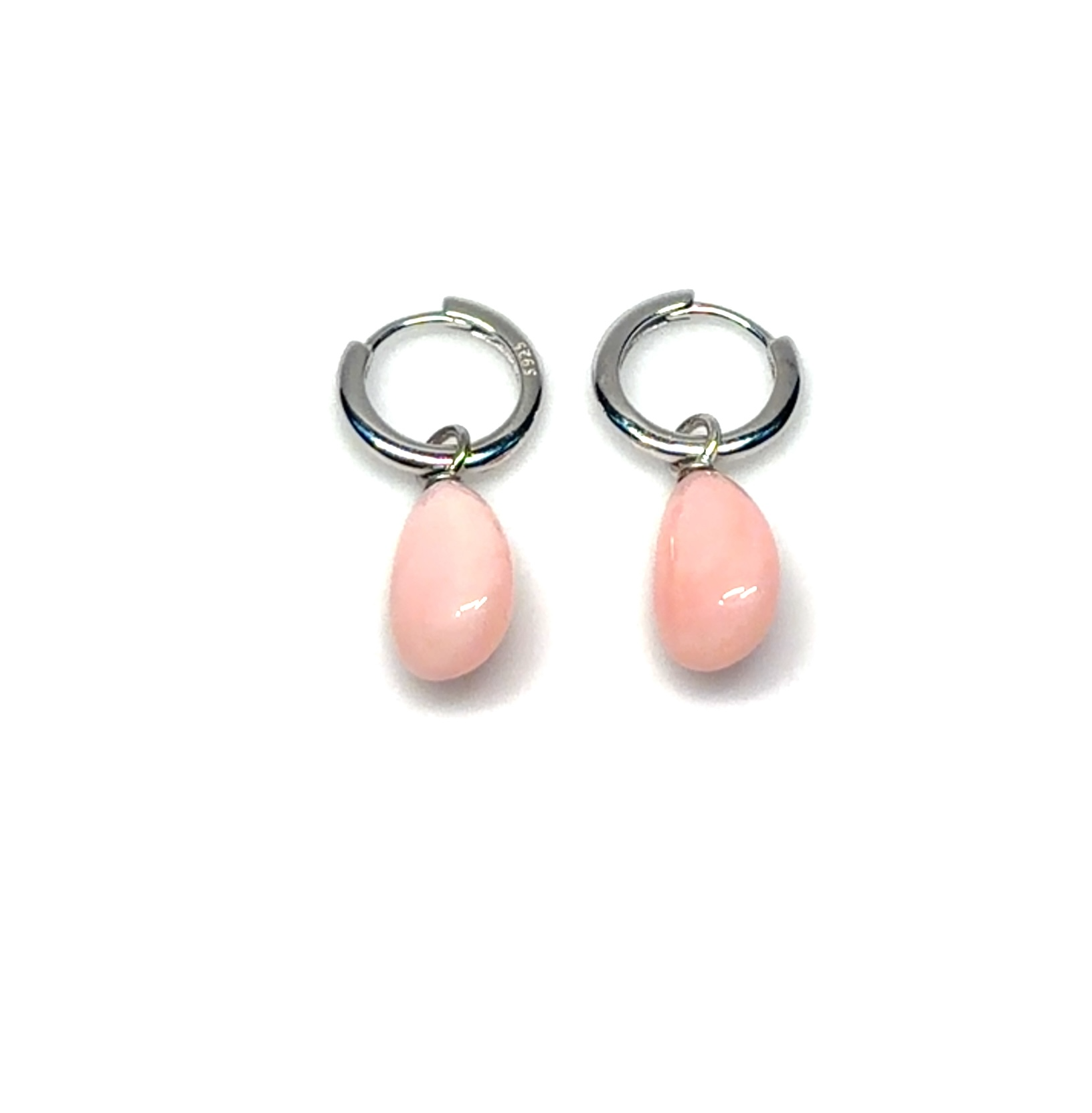 De Creolen zi, pink opaal met modelnummer E-23-66536 zijn prachtige hoepeloorbellen die elke look verfijnen. De subtiele roze tint van de opaal voegt een vleugje elegantie toe. Ideaal om te dragen bij zowel casual als formele gelegenheden voor een stijlvolle uitstraling. Combineer ze met bijpassende sieraden voor een complete look.