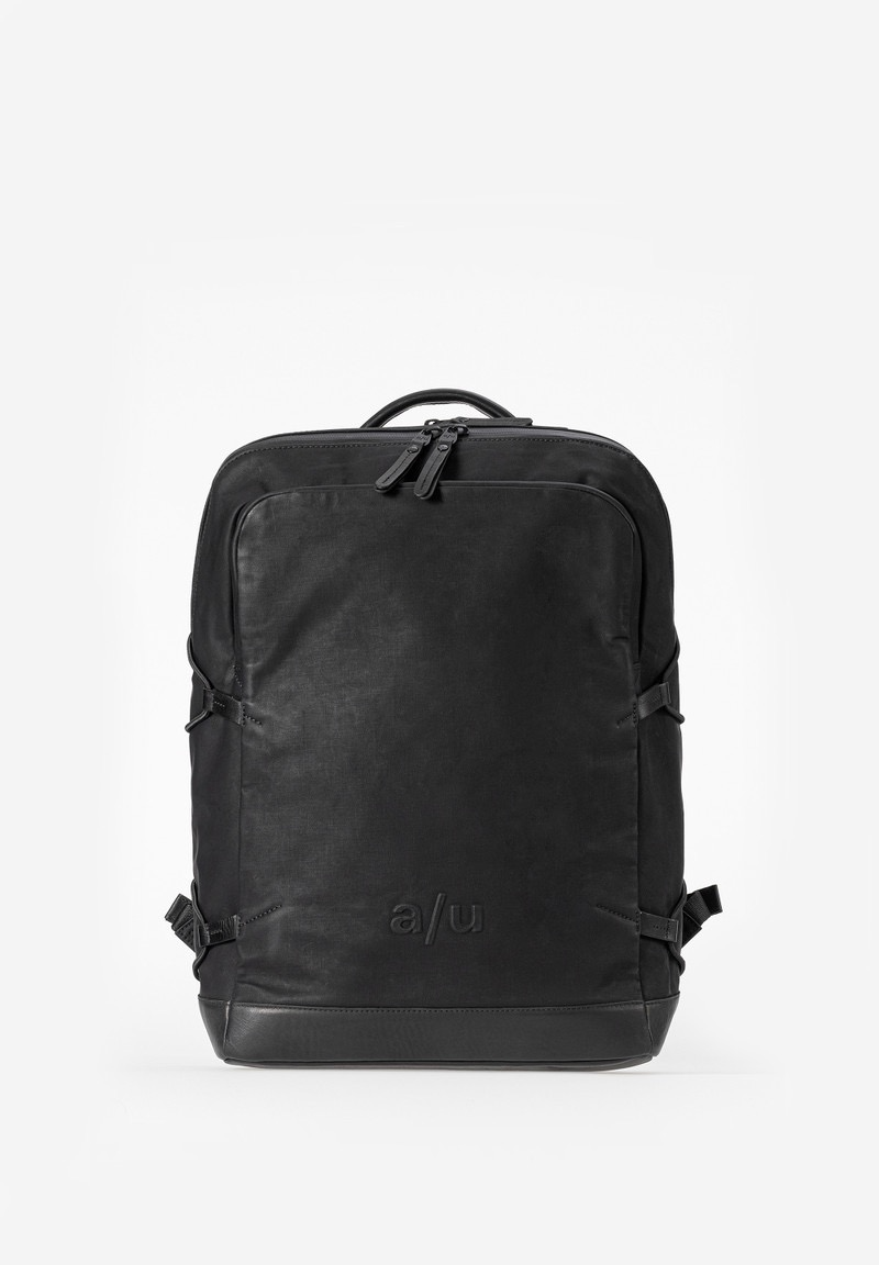 De A&U Kawaguchi rugtas in Black, modelnummer 10215-0, is een stijlvolle en functionele rugzak, perfect voor dagelijks gebruik. De tas valt onder de categorie "BAGS" en is specifiek een "BACKPACK". Draag deze rugzak comfortabel op je rug voor optimale gewichtsverdeling en vrijheid van beweging. Ideaal voor school, werk of een dagje uit.
Is voorzien van waterafstotende ritsen en diverse vakken op uw essentials op te bergen.

Gepolsterd Laptop vak voor 15 inch

Afmetingen:
Hoogte 43cm Breed 29.5cm x diep 14.5cm
