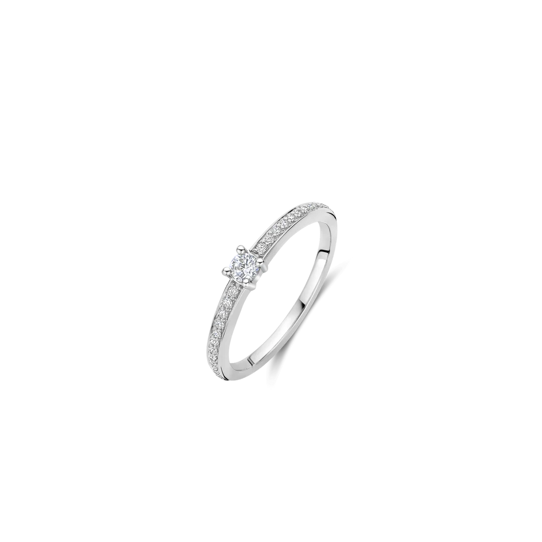 Deze Classic zirkonia zilveren ring met steen is vervaardigd uit hoogwaardige kwaliteit 925 sterling zilver. De dunne ringband is verfijnd afgewerkt met zirkonia details en een centraal geplaatste zirkonia steen, wat zorgt voor een subtiele schittering en een elegante, tijdloze uitstraling. Het slanke ontwerp maakt deze ring perfect geschikt als aanschuifring.

Draag deze zilveren ring met zirkonia steen solo voor een verfijnde, ingetogen look of combineer meerdere dunne ringen voor een gelaagd effect. Een veelzijdig sieraad dat moeiteloos past bij zowel dagelijkse outfits als meer geklede momenten. 12400ZI Classics ring

De Classics Collectie vormt de basis van een tijdloze sieradencollectie. Een zorgvuldig samengestelde selectie waarin helderheid, proportie en vakmanschap centraal staan. Ontwerpen die niet trends volgen, maar hun kracht vinden in consistentie en verfijning. Stenen in verschillende vormen en groottes brengen nuance en diepte, terwijl pav&eacute;- en solitaire elementen zorgen voor een subtiele, ingetogen glans. De collectie biedt veelzijdigheid in styling, zowel solo gedragen als gecombineerd met meer uitgesproken designs.

&bull; Tijdloze essentials voor elke dag &bull; Rijke variatie in pav&eacute;, solitaire en steendetails &bull; 925 sterling zilver, vaak verrijkt met goudplating &bull; Subtiele pav&eacute; details en stenen &bull; Gemaakt om te combineren en te layeren