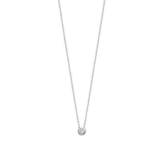 Deze zilveren ketting is vervaardigd uit hoogwaardige kwaliteit 925 sterling zilver en uitgevoerd met een centraal geplaatst zirkonia steentje in een ronde zetting. Het subtiele ontwerp zorgt voor een verfijnd accent op de hals, waarbij de zirkonia het licht op een zachte manier vangt en reflecteert. De ronde zetting geeft de ketting een tijdloze en elegante uitstraling.

Dankzij het slanke zilveren kettinkje en het minimalistische ontwerp is deze zirkonia ketting eenvoudig te combineren met andere kettingen. Tegelijkertijd komt het centrale steentje ook prachtig tot zijn recht wanneer de ketting solo wordt gedragen als subtiele eyecatcher. 34124ZI/42 Classics ketting

De Classics Collectie vormt de basis van een tijdloze sieradencollectie. Een zorgvuldig samengestelde selectie waarin helderheid, proportie en vakmanschap centraal staan. Ontwerpen die niet trends volgen, maar hun kracht vinden in consistentie en verfijning. Stenen in verschillende vormen en groottes brengen nuance en diepte, terwijl pav&eacute;- en solitaire elementen zorgen voor een subtiele, ingetogen glans. De collectie biedt veelzijdigheid in styling, zowel solo gedragen als gecombineerd met meer uitgesproken designs.

&bull; Tijdloze essentials voor elke dag &bull; Rijke variatie in pav&eacute;, solitaire en steendetails &bull; 925 sterling zilver, vaak verrijkt met goudplating &bull; Subtiele pav&eacute; details en stenen &bull; Gemaakt om te combineren en te layeren