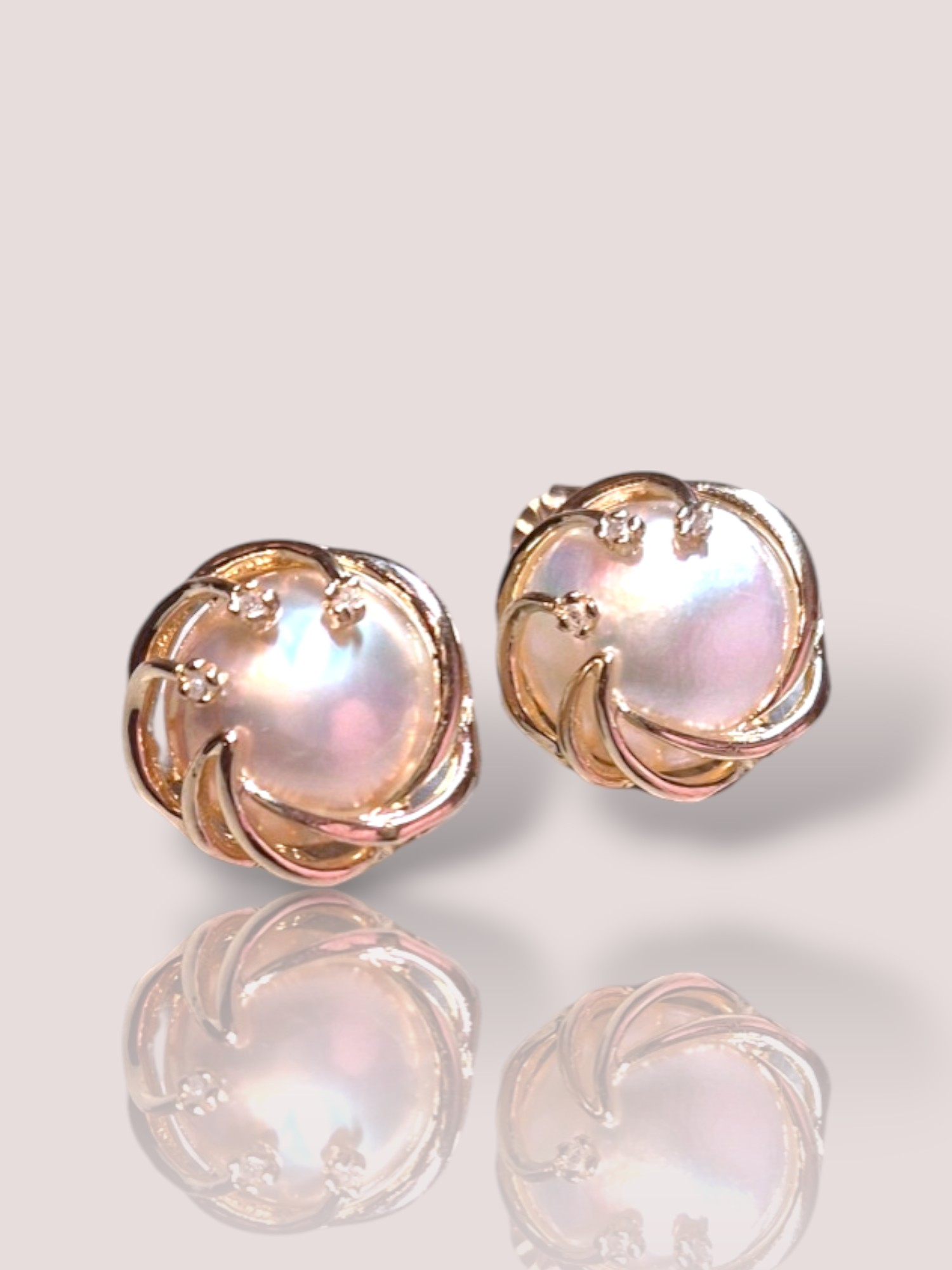 Deze Vintage 14k geel gouden oorstekers zijn stijlvolle accessoires die bestaan uit boutonparels en briljanten.
Combineer met klassieke outfits voor een elegante uitstraling. Perfect voor zowel dagelijks als formeel gebruik. De afgeplatte parels zorgen ervoor dat de oorstekers mooi op je oor liggen. Elke oorbel bevat 3 kleine diamanten. De doorsnede van de oorbel is 1,5 cm.