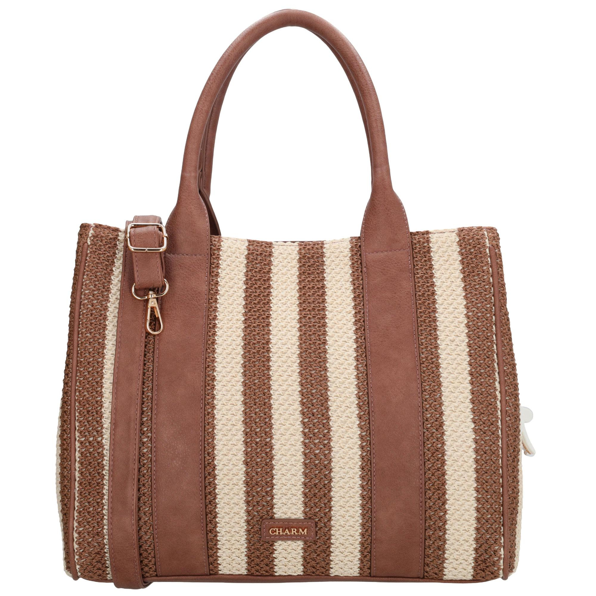 De Charm London Capri Shopper is een ruime en stijlvolle tas met een zomerse gestreepte riet look. De twee stevige handvaten maken de shopper ideaal voor dagelijks gebruik en dankzij de ritssluiting berg je je spullen veilig op. Binnenin vind je een overzichtelijke indeling met een tussenritsvak, twee insteekvakken en een ritsvak zodat je al je essentials netjes georganiseerd meeneemt.

Aan de achterkant bevindt zich een extra ritsvak voor items die je graag snel wilt pakken. De verstelbare en afneembare schouderband geeft je de vrijheid om de shopper ook comfortabel crossbody te dragen. Als speelse finishing touch is de tas voorzien van een bag charm met een zeester die de zomerse look compleet maakt.

Kenmerken:


&bull; Shopper met twee handvaten
&bull; Gestreepte riet look
&bull; Sluit met rits
&bull; Tussenritsvak
&bull; Twee insteekvakken
&bull; Ritsvak aan de binnenkant
&bull; Achterritsvak
&bull; Verstelbare en afneembare schouderband
&bull; Bag charm met zeester