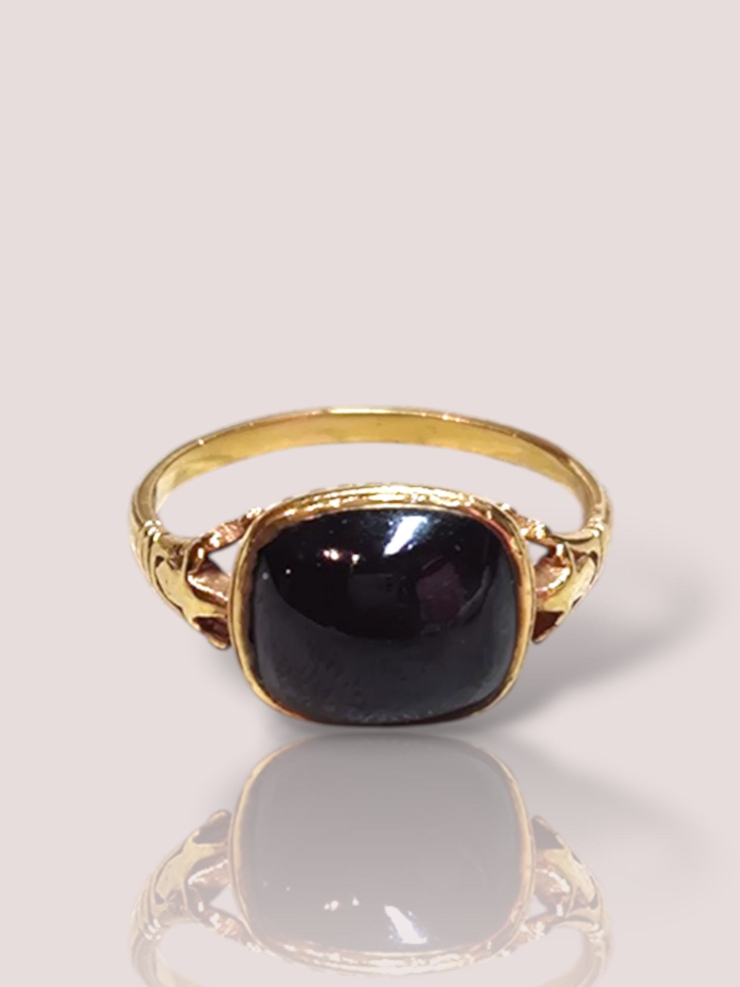 De Vintage 14k geelgouden ring met cabochon geslepen granaat is een verfijnd sieraad in de categorie sieraden, specifiek ringen. Draag deze prachtige ring als opvallend statementstuk bij zowel formele als casual outfits. Combineer met andere gouden accessoires voor een elegante look of draag alleen om zijn unieke schoonheid te laten uitblinken. De maat van de ring is 54 en kan eventueel vermaakt worden.