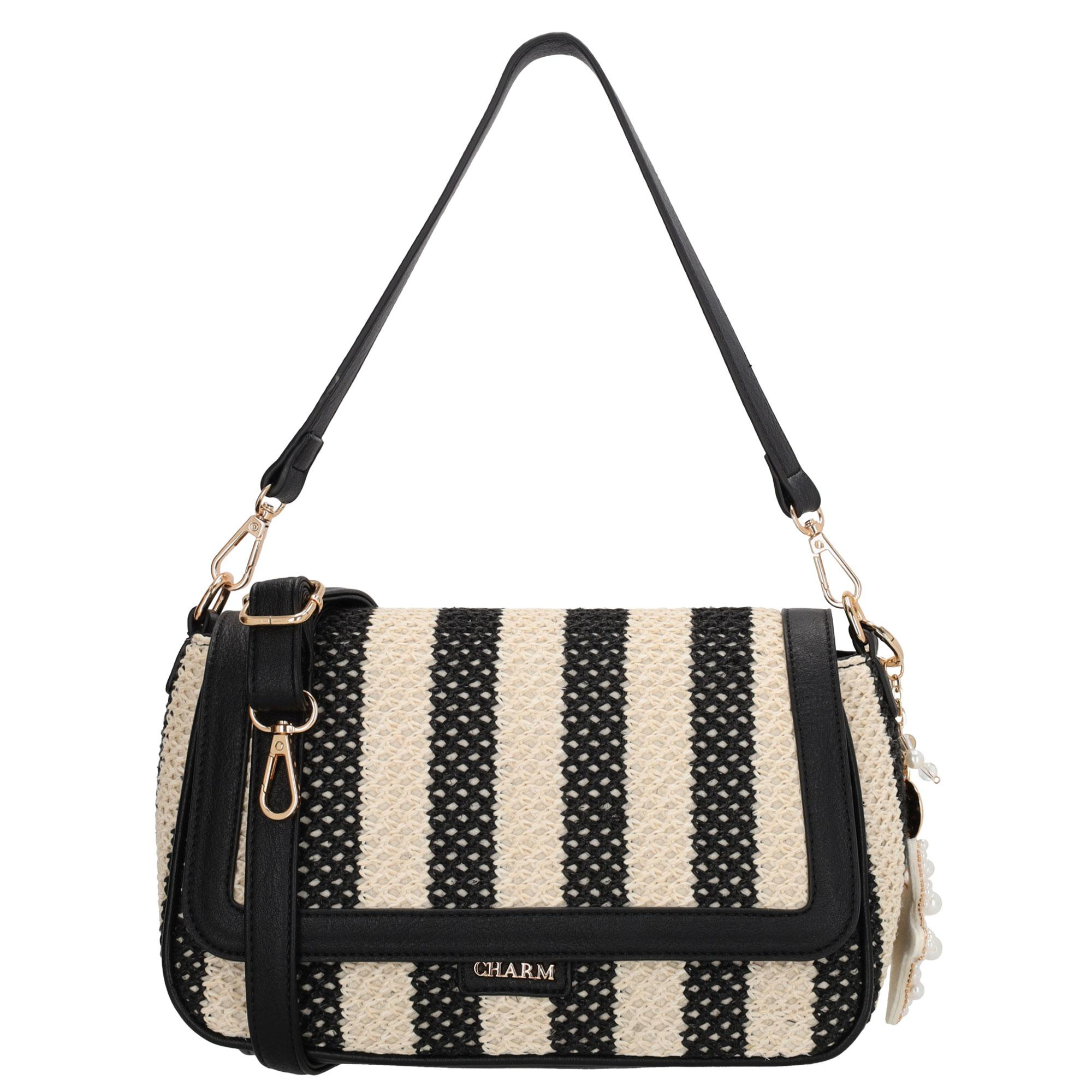 De Charm London Capri Schoudertas is een stijlvolle tas met een zomerse, gestreepte riet look. De tas sluit veilig met een rits en heeft daarover heen een elegante overslag voor een extra nette afwerking. Binnenin vind je een ritsvak en een telefoonvak waarmee je je essentials overzichtelijk meeneemt.

De tas wordt geleverd met twee schouderbanden: een korte afneembare band en een lange afneembare, verstelbare band zodat je eenvoudig wisselt tussen schouder en crossbody dragen. Aan de achterkant zit een extra ritsvak voor spullen die je snel wilt pakken. Als speels detail hangt er een leuke zeester bagcharm aan de tas die de zomerse uitstraling compleet maakt.

Kenmerken:


&bull; Gestreepte riet look
&bull; Sluiting met rits en overslag
&bull; Binnenkant met ritsvak en telefoonvak
&bull; Achterritsvak
&bull; Korte afneembare schouderband
&bull; Lange afneembare en verstelbare schouderband
&bull; Voorzien van een zeester bagcharm