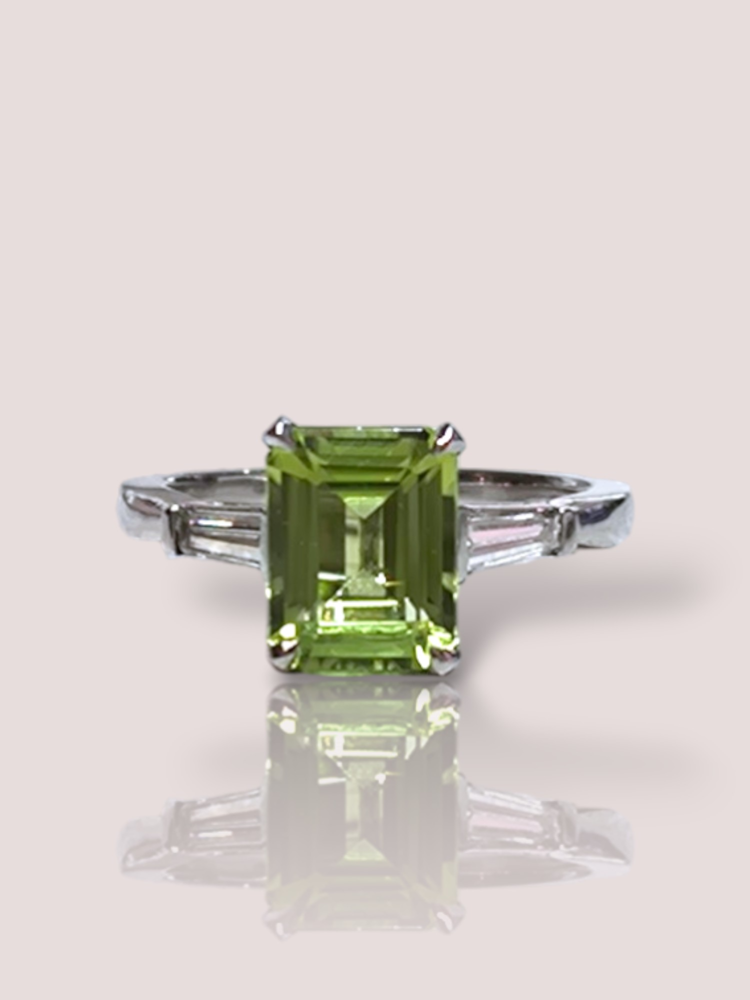 De Vintage platina ring met peridot en trapeze geslepen diamanten is een verfijnd sieraad uit de categorie JUWELEN, specifiek een RING. Draag deze elegante ring bij formele gelegenheden of als opvallend accessoire bij een avondjurk. Het centrumstuk van peridot omringd door diamanten trekt direct de aandacht en straalt luxe uit.
De ring is gemaakt in maakt 51 en de peridot is 7 bij 8 mm.