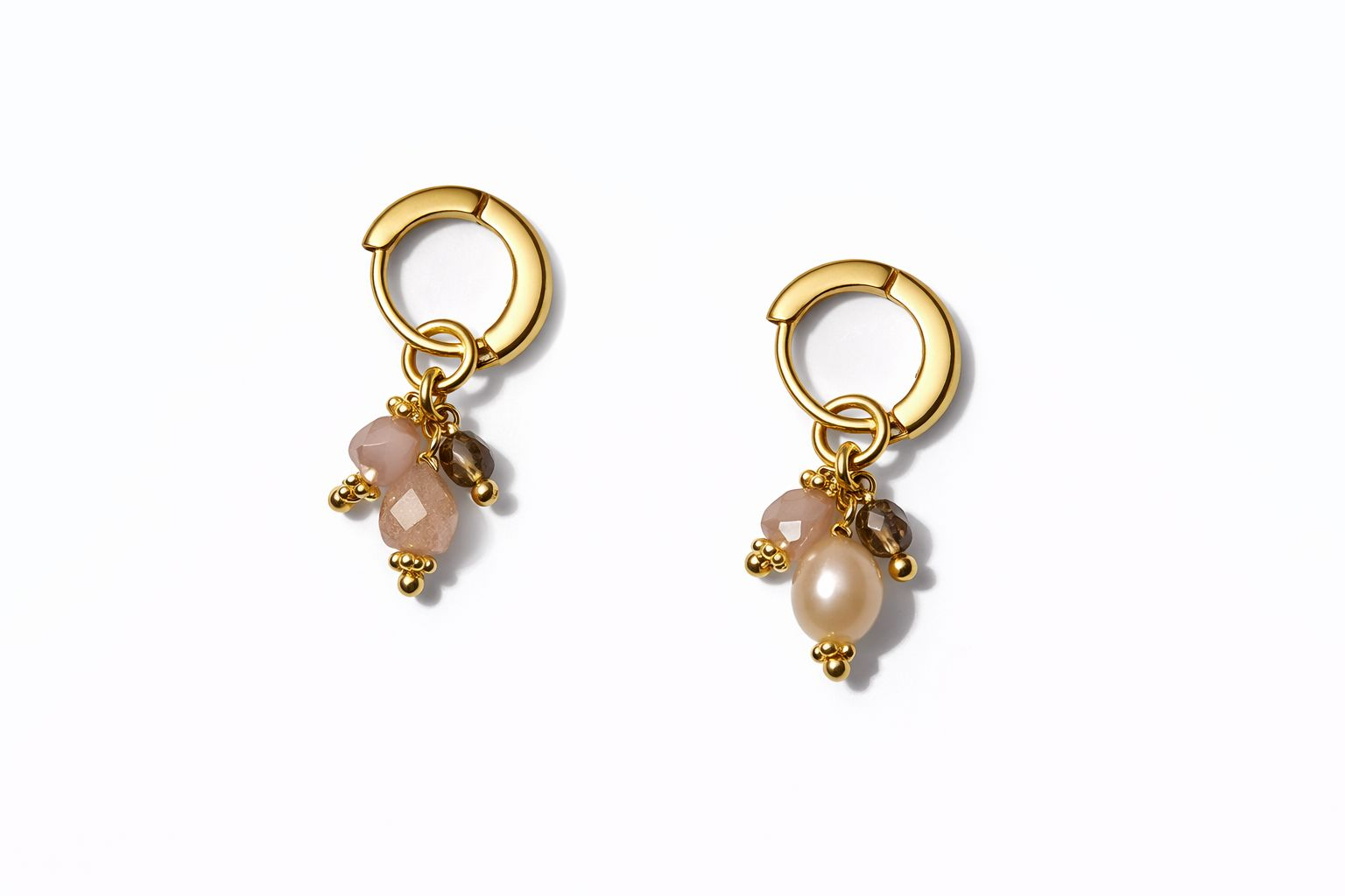 Creolen modelnummer E-25-64272GO combineert de prachtige edelstenen maansteen, rookkwarts en rozenkwarts. Deze elegante hoepeloorbellen tillen elke outfit naar een hoger niveau. Draag ze met je haar opgestoken of bij een chique avondjurk voor een verfijnde look. Perfect voor speciale gelegenheden of als stijlvol cadeau. Voeg sprankeling toe aan je sieradencollectie!