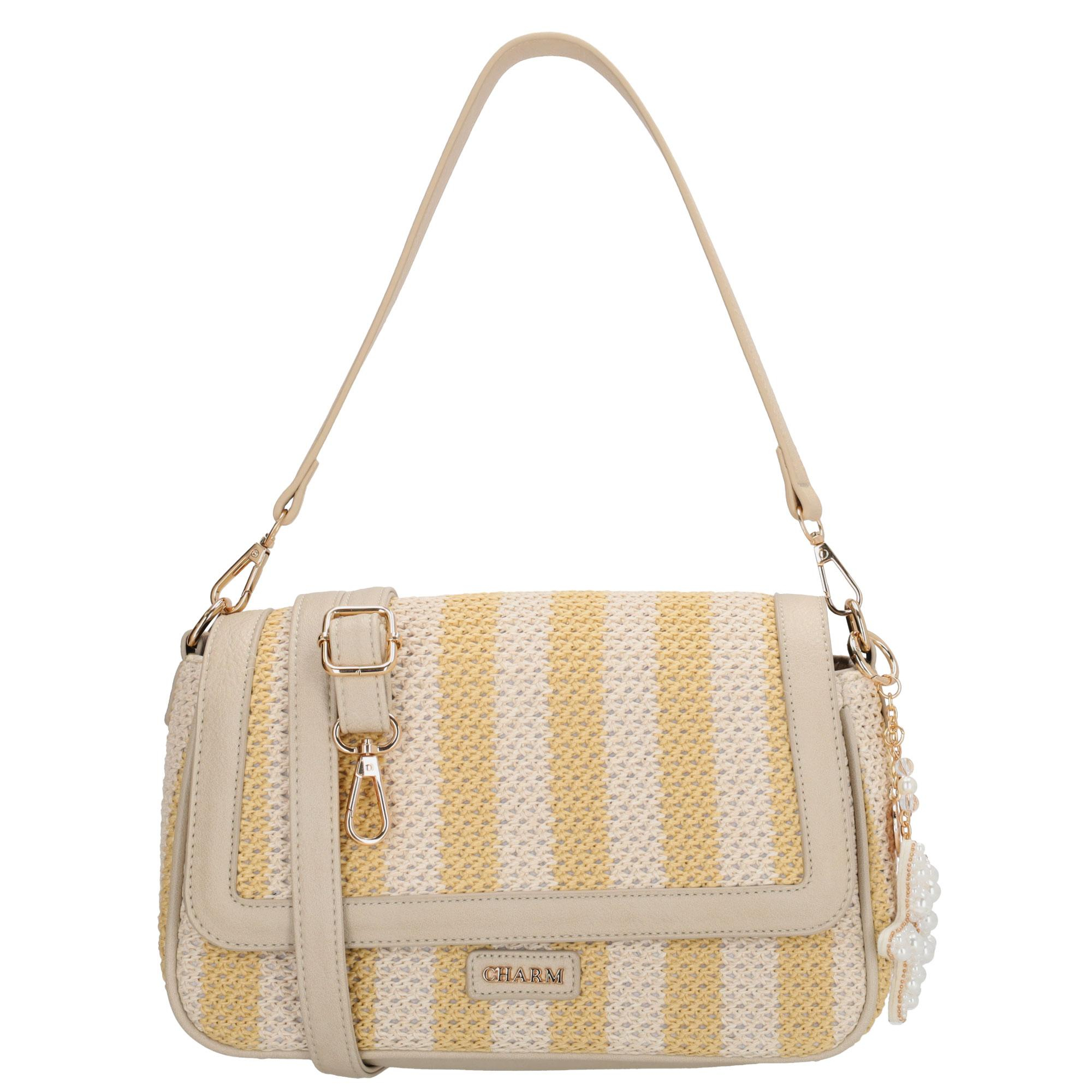 De Charm London Capri Schoudertas is een stijlvolle tas met een zomerse, gestreepte riet look. De tas sluit veilig met een rits en heeft daarover heen een elegante overslag voor een extra nette afwerking. Binnenin vind je een ritsvak en een telefoonvak waarmee je je essentials overzichtelijk meeneemt.

De tas wordt geleverd met twee schouderbanden: een korte afneembare band en een lange afneembare, verstelbare band zodat je eenvoudig wisselt tussen schouder en crossbody dragen. Aan de achterkant zit een extra ritsvak voor spullen die je snel wilt pakken. Als speels detail hangt er een leuke zeester bagcharm aan de tas die de zomerse uitstraling compleet maakt.

Kenmerken:


&bull; Gestreepte riet look
&bull; Sluiting met rits en overslag
&bull; Binnenkant met ritsvak en telefoonvak
&bull; Achterritsvak
&bull; Korte afneembare schouderband
&bull; Lange afneembare en verstelbare schouderband
&bull; Voorzien van een zeester bagcharm