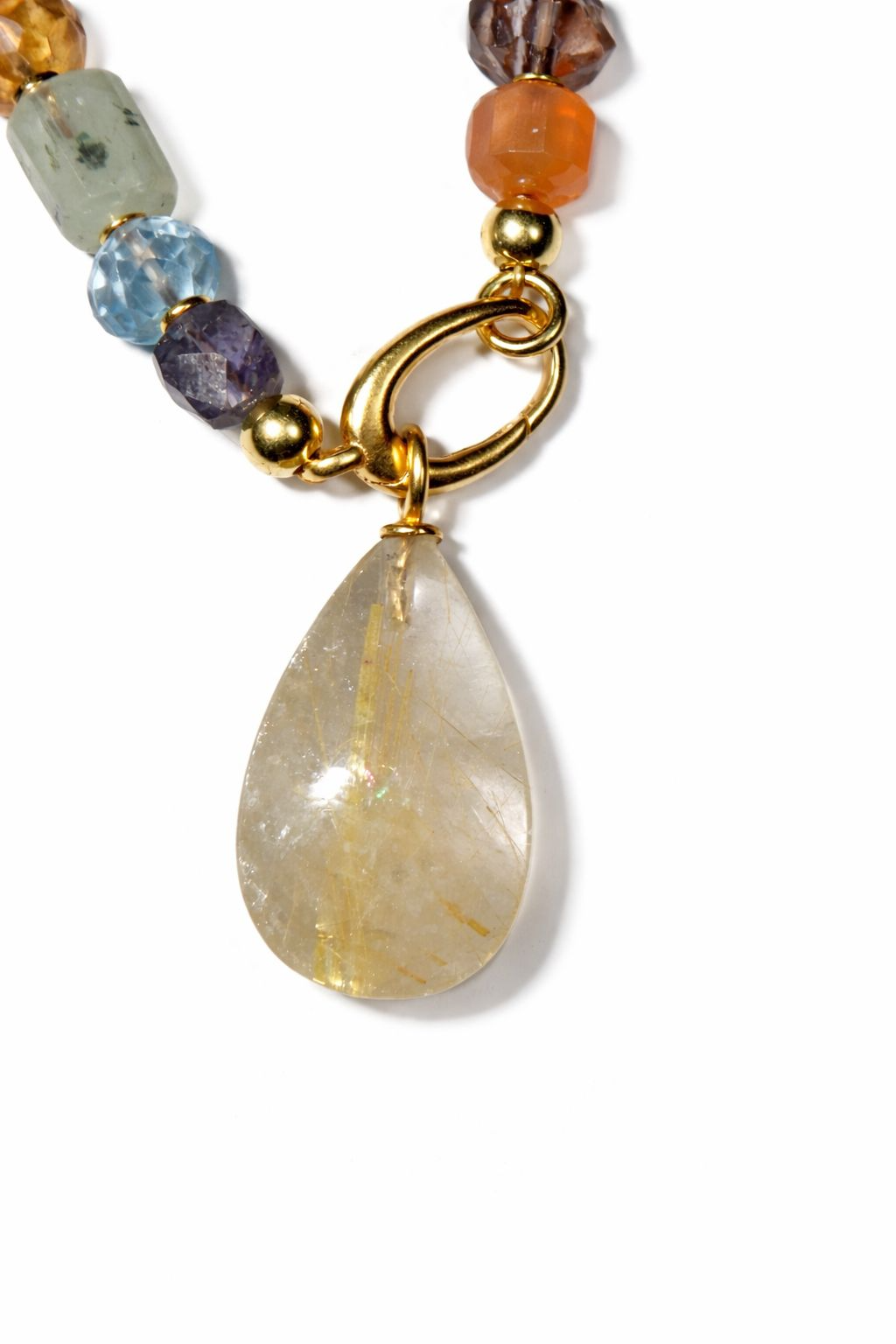 De Pendant Go goudrutielkwarts, modelnummer N-25-GOUDRUTIELQUARZ, is voorzien van een prachtige goudrutielkwarts steen die een unieke glans en energie brengt. Deze hanger kan stijlvol worden gedragen aan een lange ketting voor een elegante look of aan een korte ketting voor een moderne uitstraling. Perfect voor elke gelegenheid. Voeg een vleugje verfijning toe aan uw stijl!