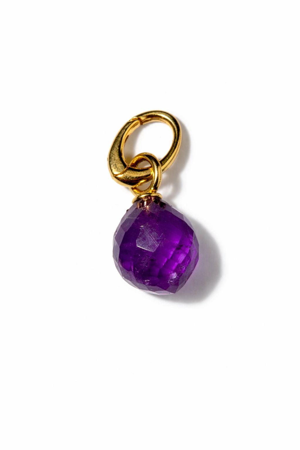 Hanger go, Amethyst (modelnummer H-25AMETHYST) bevat prachtige eigenschappen, waaronder 2 amethisten die een elegante uitstraling geven. De beste manier om deze hanger te dragen is aan een zilveren of gouden ketting, zodat de stenen hun schittering kunnen laten zien. Perfect voor zowel alledaagse als formele gelegenheden. Voeg een vleugje luxe toe aan elke outfit.