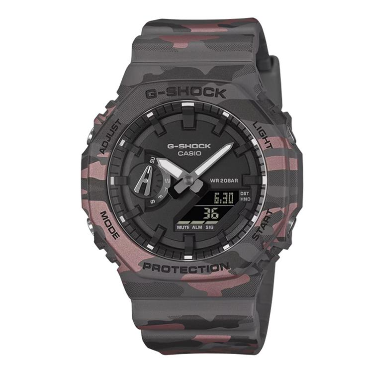 De Casio G-SHOCK GA-2100CM-8AER in camouflage grijs heeft een datumfunctie en behoort tot de categorie polshorloges. Met een kastdiameter van 45,5 mm en een grijze band, is het gemaakt van kunststof/siliconen. Dit horloge is ideaal voor dagelijks gebruik en buitenactiviteiten. Draag het met casual of sportieve outfits voor een stijlvolle look.