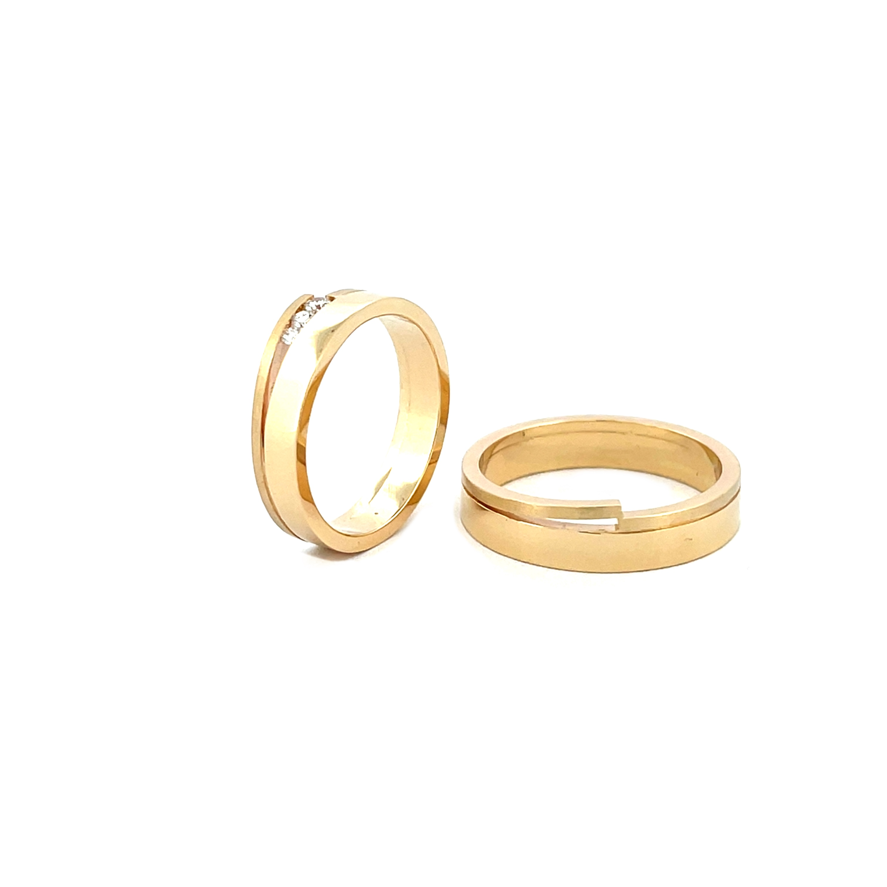 Axis is een trouwringenset die draait om balans, kracht en verfijning. Het strakke, moderne ontwerp wordt gekenmerkt door een subtiele lijn die de vorm doorbreekt en beweging suggereert &mdash; als een as waar alles om draait.

De damesring wordt verrijkt met drie briljant geslepen diamanten, zorgvuldig geplaatst voor een ingetogen maar krachtige schittering. De herenring behoudt dezelfde pure vormtaal, minimalistisch en solide, waardoor beide ringen perfect in elkaars verlengde liggen.

Axis staat voor het middelpunt van twee levens die samenkomen &mdash; sterk, evenwichtig en onlosmakelijk verbonden. Een tijdloos symbool van liefde met een stoere, high-end uitstraling.