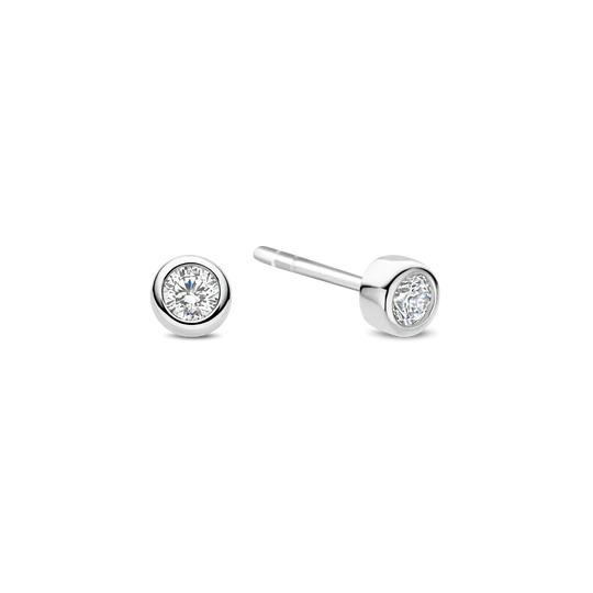 Deze Classic Zirkonia oorknopjes zijn vervaardigd uit hoogwaardige kwaliteit 925 sterling zilver en voorzien van een helder zirkonia steentje in een verfijnde ronde zetting. Het tijdloze ontwerp en de subtiele schittering maken deze zilveren oorknopjes tot een onmisbare basis binnen elke sieradencollectie.

Dankzij het minimalistische karakter zijn deze zirkonia oorknopjes perfect voor een ingetogen look, maar ook ideaal als vaste basis binnen een ear stack. Ze laten zich moeiteloos combineren met andere oorbellen en passen bij elke stijl, van klassiek tot modern. Een tijdloze essential die altijd klopt. 78057ZI Classics oorbellen

De Classics Collectie vormt de basis van een tijdloze sieradencollectie. Een zorgvuldig samengestelde selectie waarin helderheid, proportie en vakmanschap centraal staan. Ontwerpen die niet trends volgen, maar hun kracht vinden in consistentie en verfijning. Stenen in verschillende vormen en groottes brengen nuance en diepte, terwijl pav&eacute;- en solitaire elementen zorgen voor een subtiele, ingetogen glans. De collectie biedt veelzijdigheid in styling, zowel solo gedragen als gecombineerd met meer uitgesproken designs.

&bull; Tijdloze essentials voor elke dag &bull; Rijke variatie in pav&eacute;, solitaire en steendetails &bull; 925 sterling zilver, vaak verrijkt met goudplating &bull; Subtiele pav&eacute; details en stenen &bull; Gemaakt om te combineren en te layeren