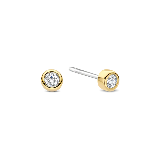 Deze Classic Zirkonia oorknopjes zijn vervaardigd uit hoogwaardige kwaliteit 925 sterling zilver en afgewerkt met een goudkleurige zetting. Het heldere zirkonia steentje is geplaatst in een ronde zetting die zorgt voor een subtiele, warme glans en een tijdloze uitstraling.

Het minimalistische ontwerp maakt deze goudkleurige zirkonia oorknopjes tot de perfecte basis voor elke oorbellencollectie. Ze zijn ideaal voor een rustige, verfijnde look, maar ook perfect als onderdeel van een ear stack. Dankzij hun eenvoud laten ze zich moeiteloos combineren met andere oorbellen en sieraden, terwijl ze ook solo sterk blijven. 78057ZY Classics oorbellen

De Classics Collectie vormt de basis van een tijdloze sieradencollectie. Een zorgvuldig samengestelde selectie waarin helderheid, proportie en vakmanschap centraal staan. Ontwerpen die niet trends volgen, maar hun kracht vinden in consistentie en verfijning. Stenen in verschillende vormen en groottes brengen nuance en diepte, terwijl pav&eacute;- en solitaire elementen zorgen voor een subtiele, ingetogen glans. De collectie biedt veelzijdigheid in styling, zowel solo gedragen als gecombineerd met meer uitgesproken designs.

&bull; Tijdloze essentials voor elke dag &bull; Rijke variatie in pav&eacute;, solitaire en steendetails &bull; 925 sterling zilver, vaak verrijkt met goudplating &bull; Subtiele pav&eacute; details en stenen &bull; Gemaakt om te combineren en te layeren