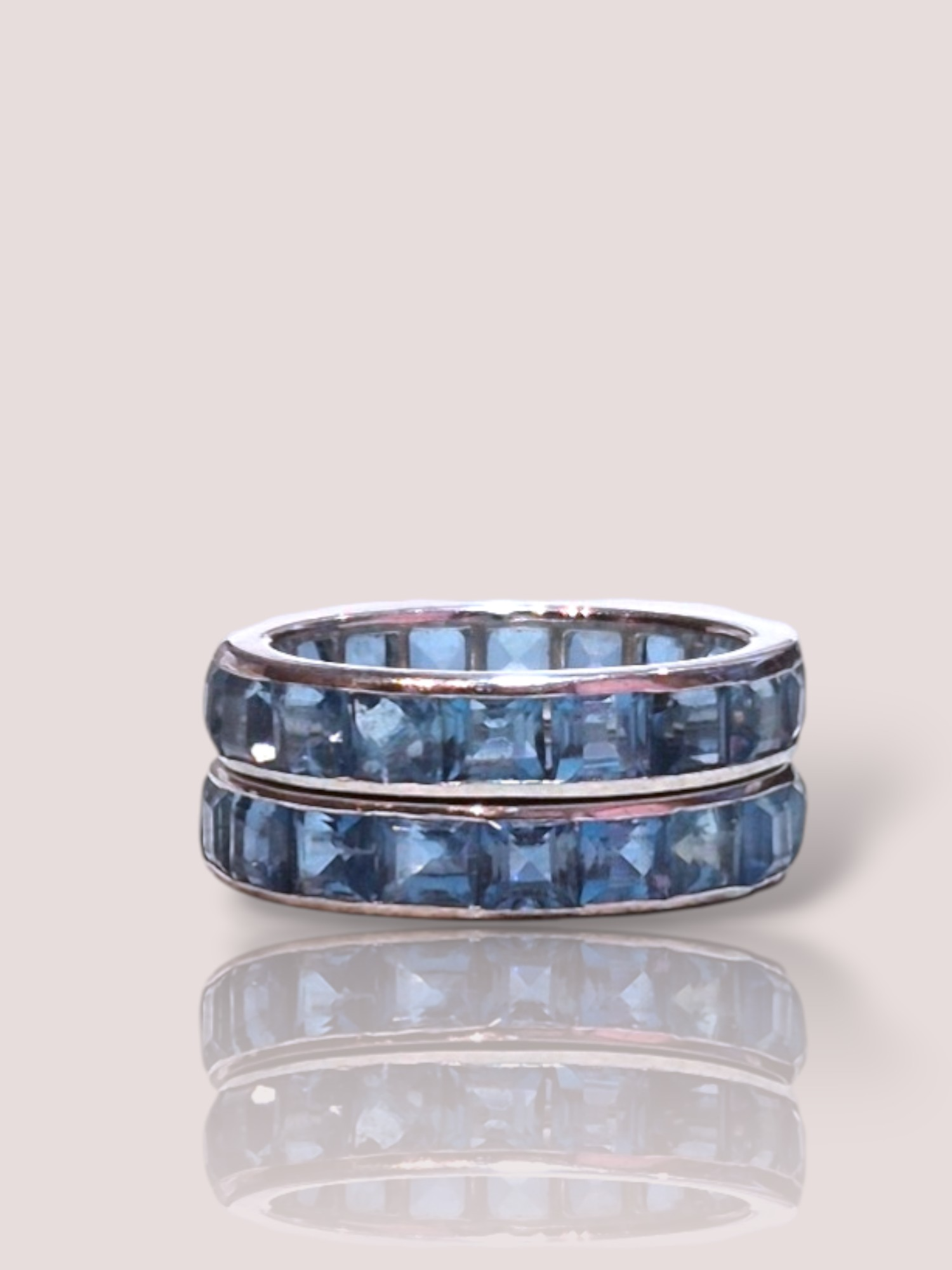 De Vintage Platina Alliance Ringen met Aquamarijn biedt een prachtige combinatie van klassieke elegantie en verfijnde stijl. Deze ring, die behoort tot de categorie "JEWEL" en type "RING", is ideaal om te dragen bij speciale gelegenheden of als stijlvolle aanvulling op dagelijkse outfits. Draag het solo voor een subtiele allure of gecombineerd met andere ringen voor een modieuze look.

Deze ringen zijn een set en staan prachtig naast elkaar geschoven.