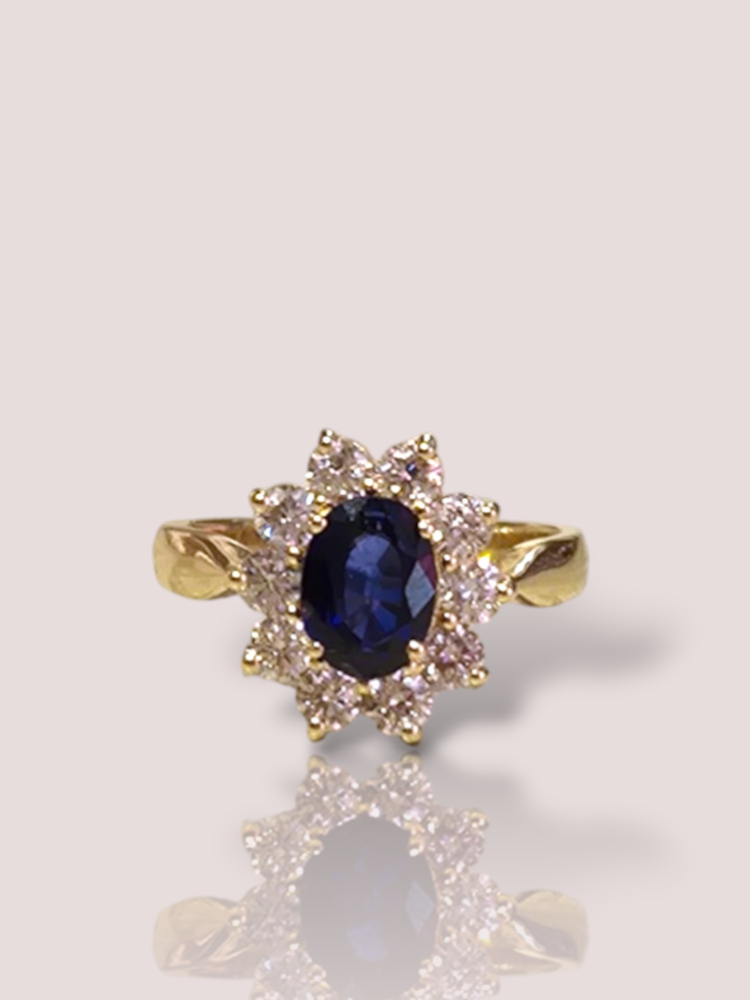 De House of Bruens geel gouden saffieren 'Diana' ring straalt elegantie uit met zijn verfijnde saffieren. Deze prachtige ring, geclassificeerd als juweel, is perfect voor speciale gelegenheden of dagelijks gebruik. Draag hem solo voor een subtiele touch of combineer met andere sieraden voor een weelderige uitstraling. Voeg tijdloze charme toe aan elke outfit.