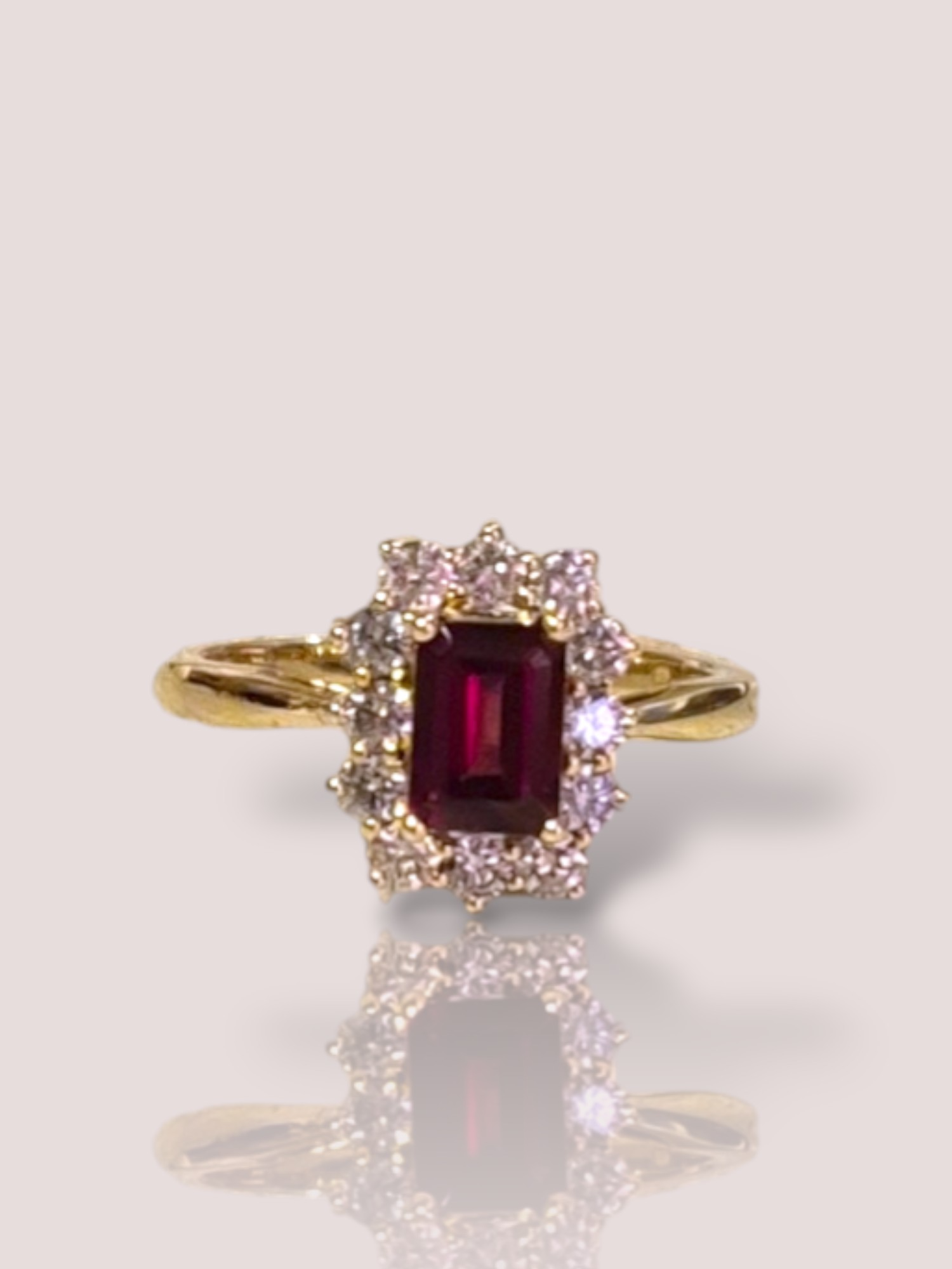 De House of Bruens geelgouden ring combineert de elegantie van een granaatsteen met fonkelende diamanten. Draag deze ring als een statementstuk op je hand; perfect voor speciale gelegenheden of om een alledaagse outfit te verfraaien.