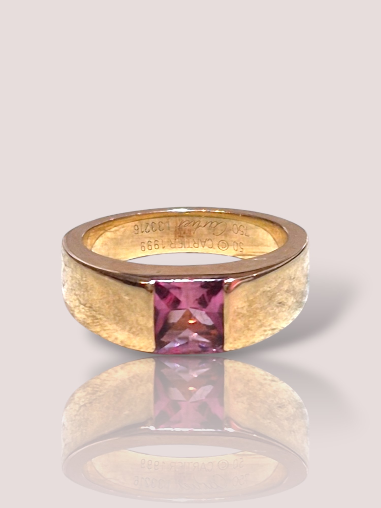 De Vintage 18k geelgouden Cartier Tank ring met toermalijn straalt elegantie uit. Deze schitterende ring past perfect bij elke outfit, van casual tot chique. Draag het als een statement stuk op een feestje of om een alledaagse look te verheffen. Combineer met andere gouden accessoires voor een volledig geco&ouml;rdineerde look. Kwaliteit en stijl in &eacute;&eacute;n.