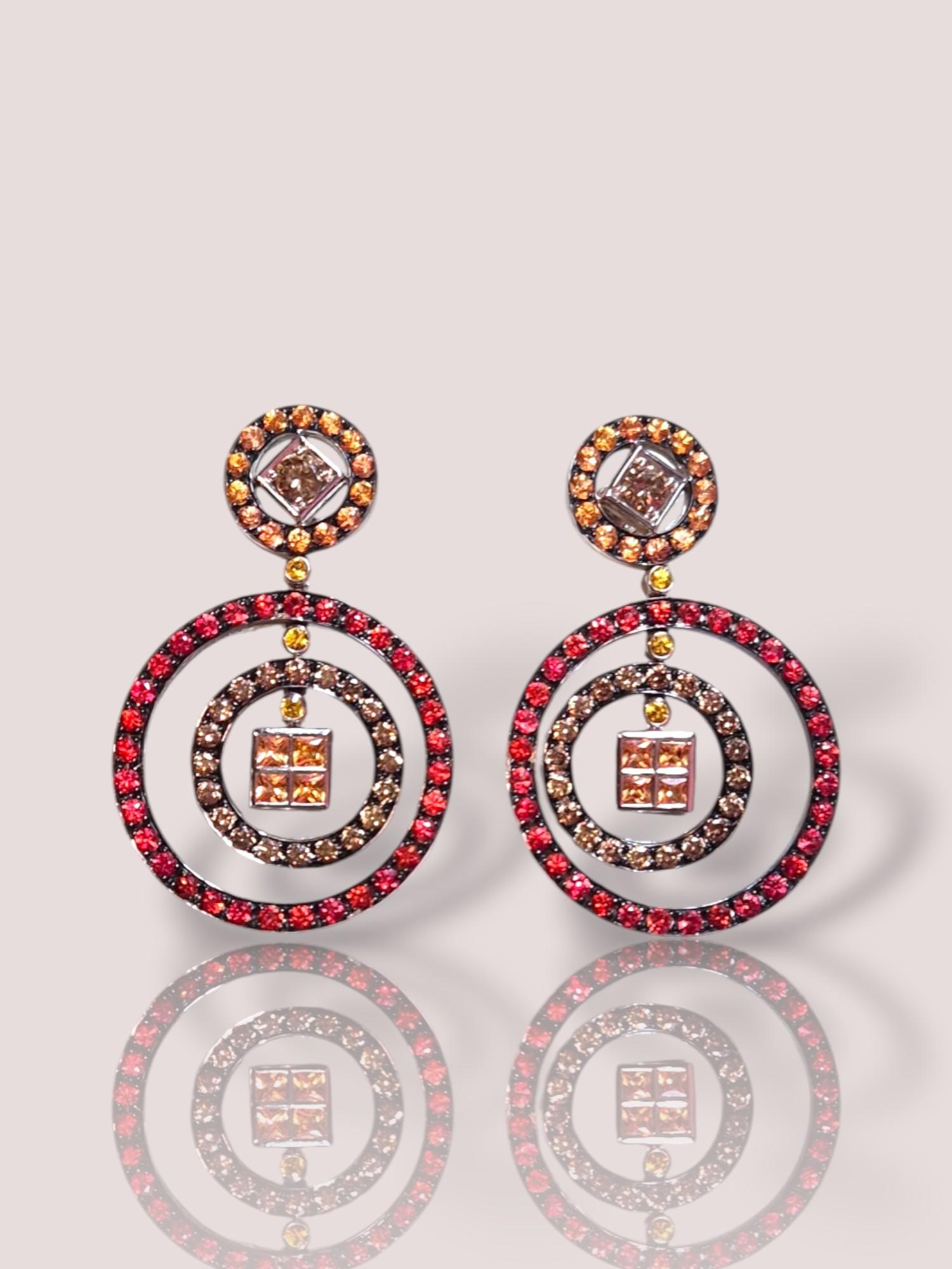 Deze vintage 18k witgouden oorbellen zijn verfijnde oorbellen met diamanten en saffieren. Met hun prachtige gekleurde stenen zijn ze ideaal voor een elegante uitstraling. Draag deze oorbellen bij speciale gelegenheden of formele avonden om uw outfit te verrijken en een vleugje luxe toe te voegen. Perfect te combineren met andere witgouden sieraden. De oorbellen zijn 4 cm lang.