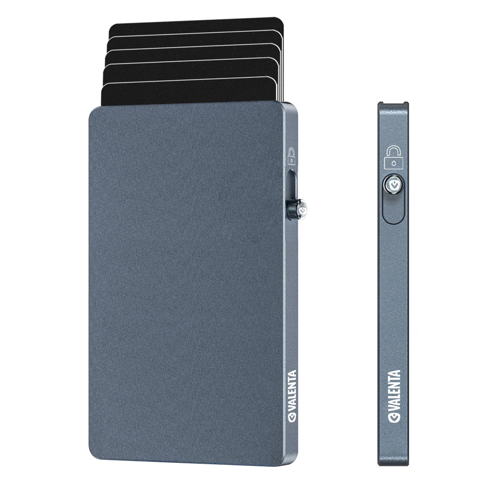 Maak kennis met onze baanbrekende innovatie: de aluminium magnetische kaarthouder met ejector toepasbaar voor MagSafe-functionaliteiten.

Deze kaarthouder zorgt voor optimale veiligheid en gemak voor je dagelijkse benodigdheden. Met zijn CNC-afwerking en supersterke MagSafe bevestiging is het de perfecte oplossing voor wie op zoek is naar stijl, duurzaamheid en functionaliteit. Deze MagSafe kaarthouder is geschikt voor maximaal 7 bankpassen en heeft een extra slot om te voorkomen dat de bankpassen uit de kaarthouder vallen. Je hoeft alleen maar de knop aan de zijkant naar boven te schuiven om de kaarten extra te beveiligen.

Deze kaarthouder beschermt je waardevolle informatie met zijn RFID-blokkerende technologie. Geen zorgen over onbevoegd scannen of gegevensdiefstal.

Deze aluminium pasjeshouder MagSafe biedt niet alleen verbeterde beveiliging en functionaliteit, maar heeft ook een compact en ultradun ontwerp. Het slanke profiel zorgt ervoor dat hij gemakkelijk in je zak, tas of tas past.

Ons innovatieve MagSafe-mechanisme tilt gemak naar een hoger niveau. Het is ontworpen om je telefoon stevig vast te houden en biedt een extra laag functionaliteit. Met een zeer sterke magnetische verbinding blijft je telefoon stevig vastzitten, zodat je hem handsfree kunt gebruiken en gemakkelijk bij je pasjes kunt.

Investeer in de toekomst van kaartbescherming met onze Aluminium MagSafe Kaarthouder met Ejector. Omarm de naadloze integratie van stijl en technologie, bescherm je pasjes met RFID-bescherming en ervaar het gemak van de supersterke MagSafe sluiting. Upgrade je dagelijkse kleding vandaag nog en geniet van gemoedsrust bij elke transactie.