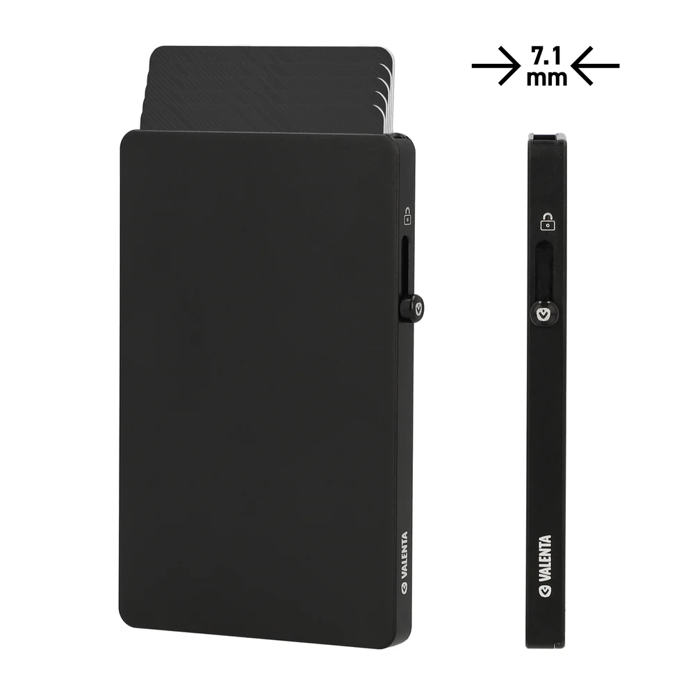 Een toevoeging aan ons assortiment; de super dunne zwarte Aluminium MagSafe kaarthouder voor max. 5 kaarten met een dikte van slechts 7.7 mm. 

Compatibel met MagSafe &ndash; Supersterke magnetische bevestiging
Dankzij de krachtige ge&iuml;ntegreerde MagSafe magneet blijft deze kaarthouder stevig op je iPhone zitten. Geen geschuif of verlies; je klikt hem vast en hij blijft perfect zitten &ndash; zelfs onderweg.

Pasjeshouder voor max. dunne 5 kaarten &ndash; Met ejectorfunctie
Deze minimalistische kaarthouder biedt ruimte voor maximaal 5 pasjes. Met de handige ejector-knop schuif je je kaarten snel en gemakkelijk omhoog &ndash; geen gedoe meer met passen die blijven steken.

Ultradun en compact ontwerp &ndash; Slechts 7,7 mm
Deze superdunne pasjeshouder past moeiteloos in je broekzak of tas en voegt nauwelijks volume toe aan je telefoon. Ideaal voor dagelijks gebruik zonder compromis op stijl of comfort.

RFID-bescherming &ndash; Veilig tegen skimmen
Voorzien van ge&iuml;ntegreerde RFID-blokkering, zodat jouw betaalkaarten beschermd zijn tegen ongewenst scannen of gegevensdiefstal. Veiligheid staat voorop.

Duurzaam CNC-bewerkt aluminium &ndash; Premium afwerking
De houder is gemaakt van hoogwaardig, CNC-gefreesd aluminium voor een moderne look en optimale duurzaamheid.

Een onmisbare accessoire &ndash; combineert technologie, gebruiksgemak en bescherming in &eacute;&eacute;n strak ontwerp. Bestel nu en ervaar het verschil.